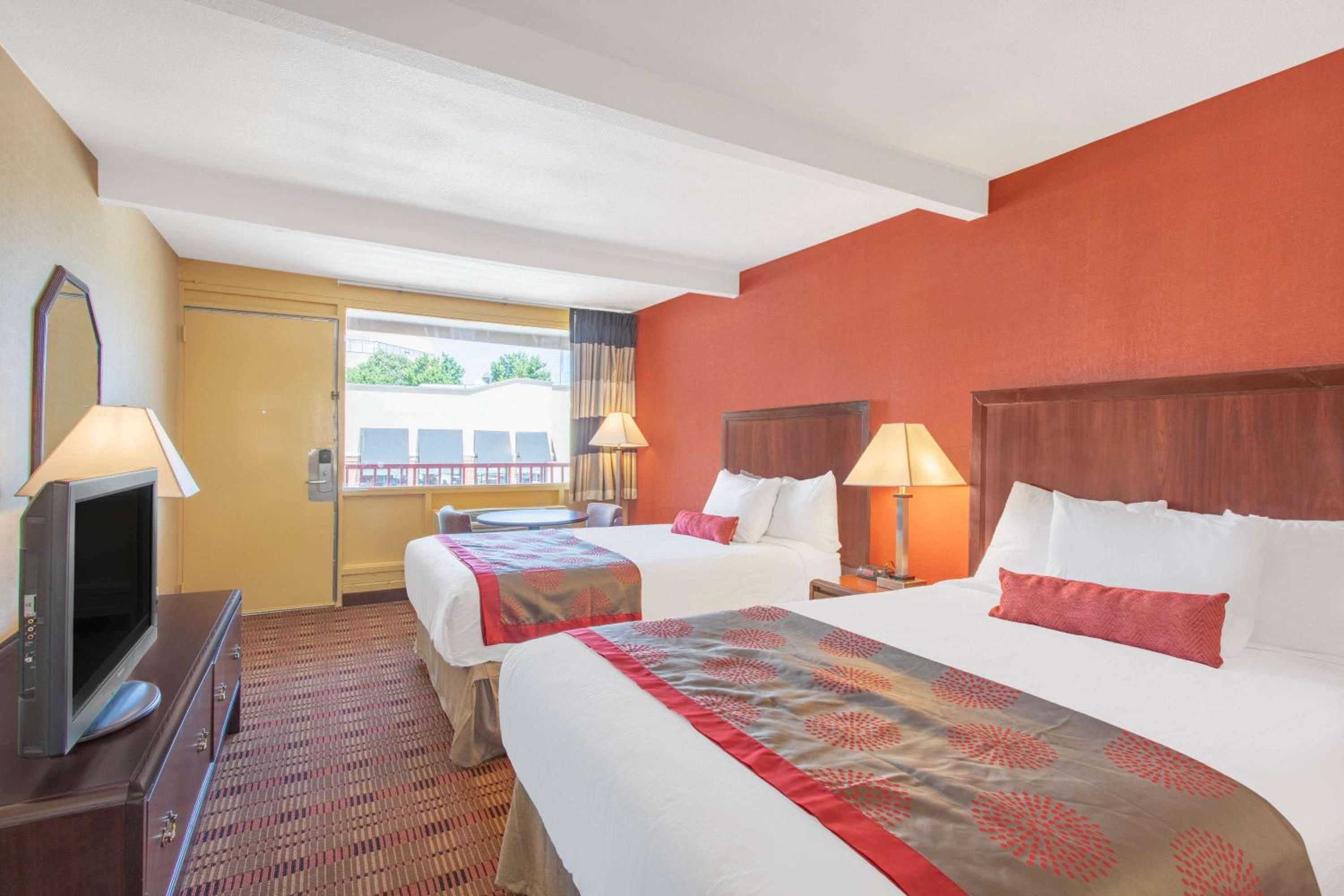Double Room With Two Double Beds - Smoking - Photo 1