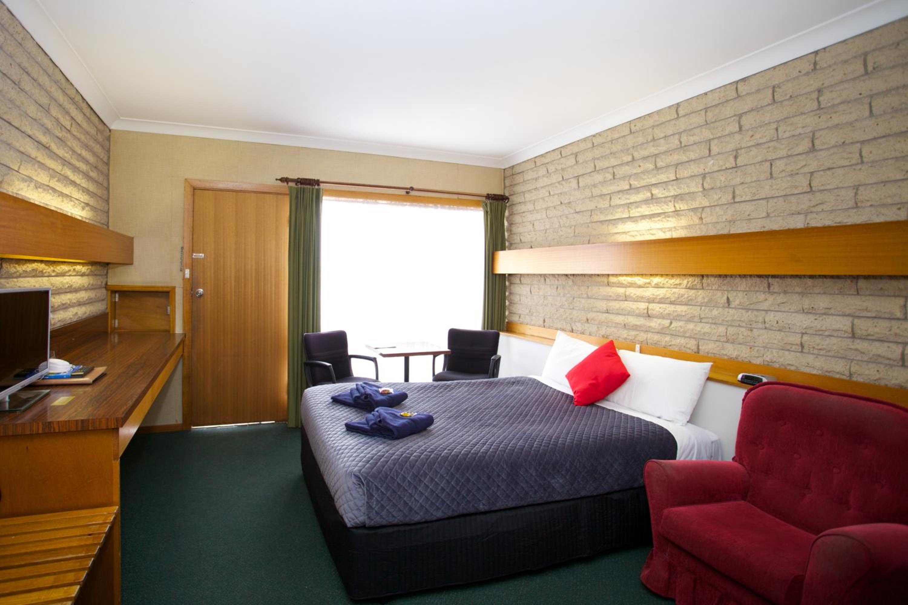 Queen Room photo 2