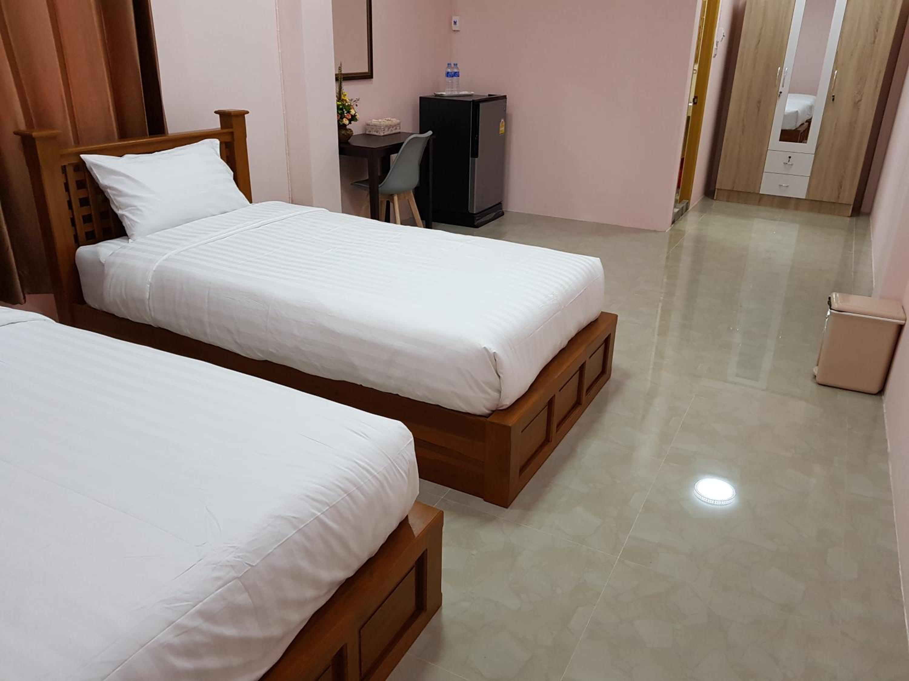 Twin Room with Bathroom - Photo 7