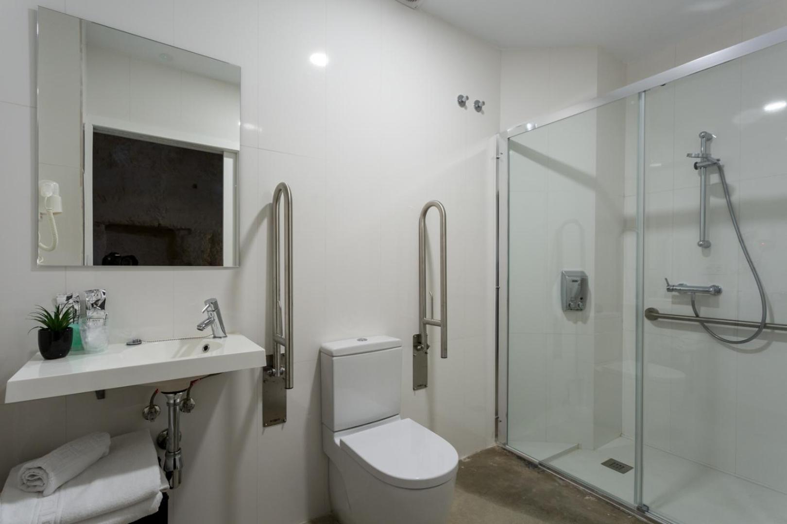 Double Room - Disability Access - Photo 7