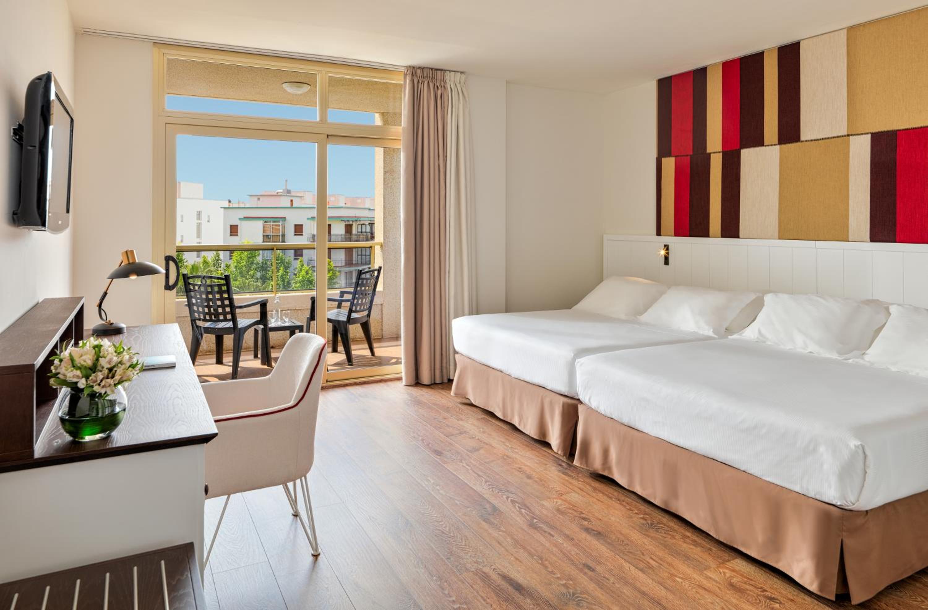 Habitación Familiar con Vista a la Piscina (2 Adultos + 2 Niños de hasta 10 años)