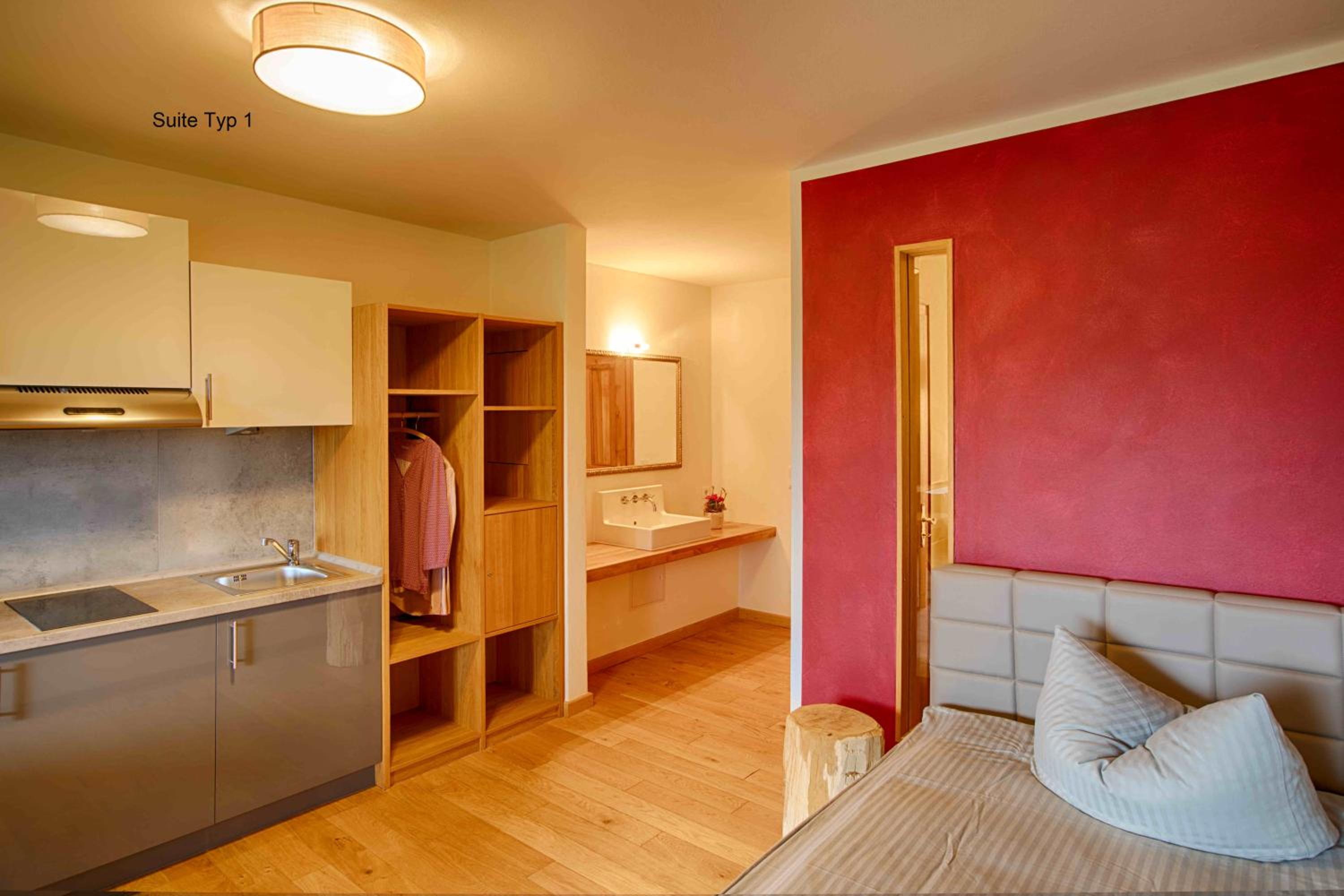 Junior Suite with Balcony - Photo 4