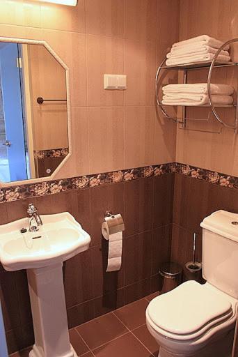 Double or Twin Room - Photo 8
