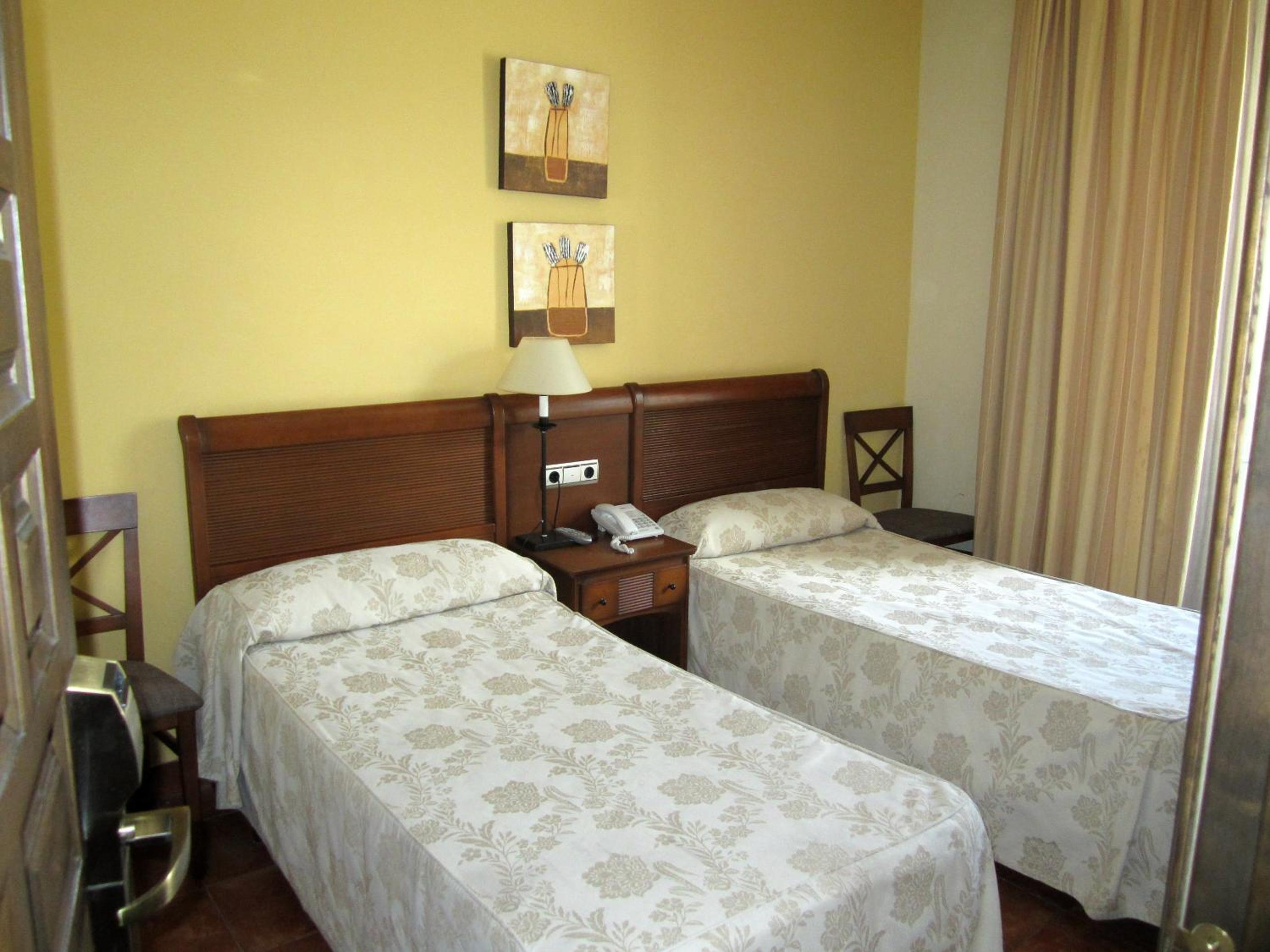 Habitación doble exterior con balcón.