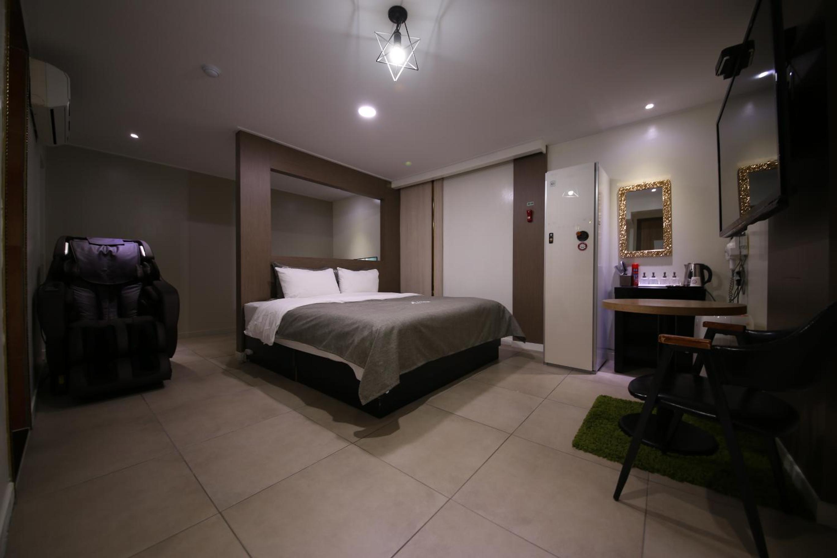 Superior King Suite - Photo 1
