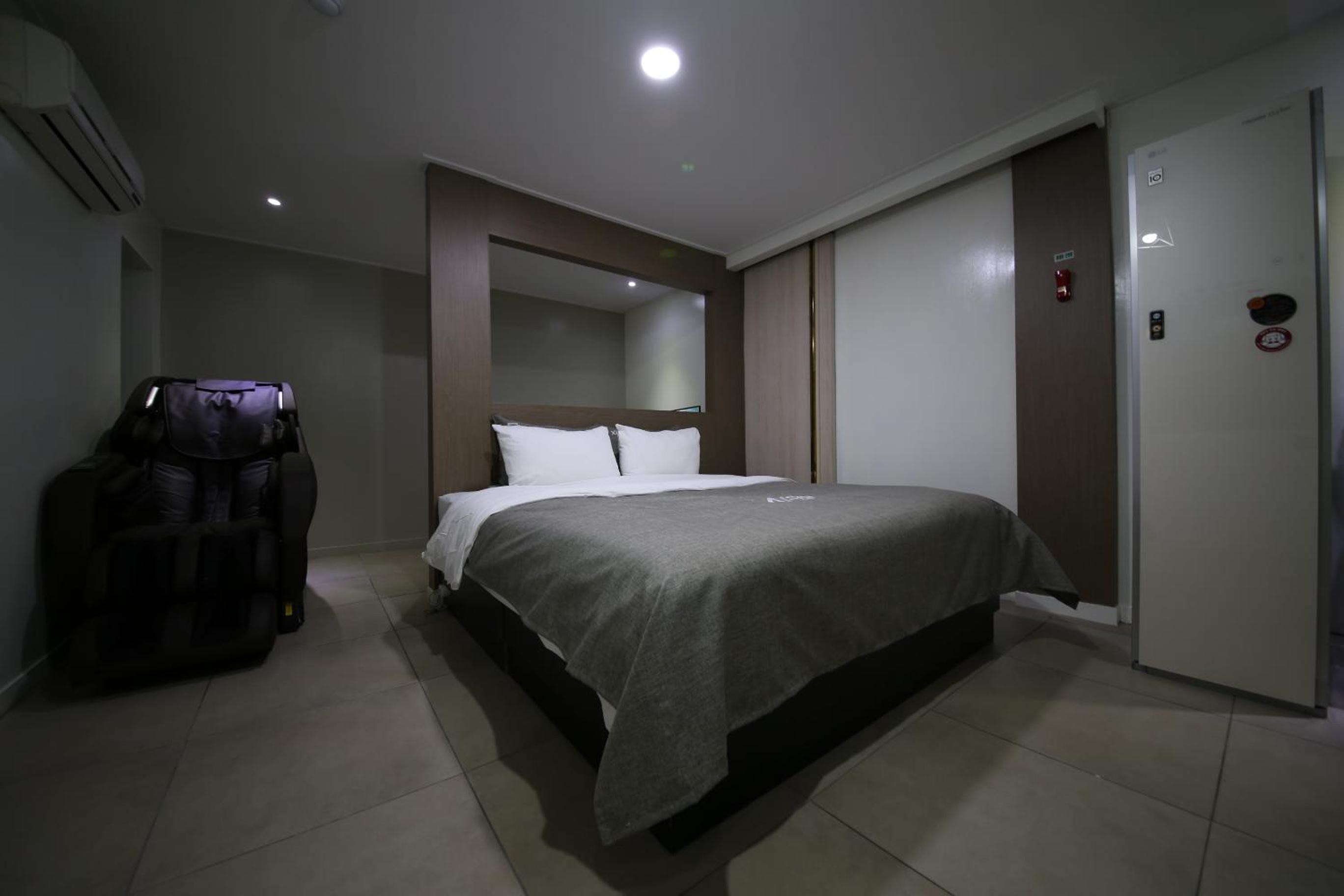 Superior King Suite - Photo 8