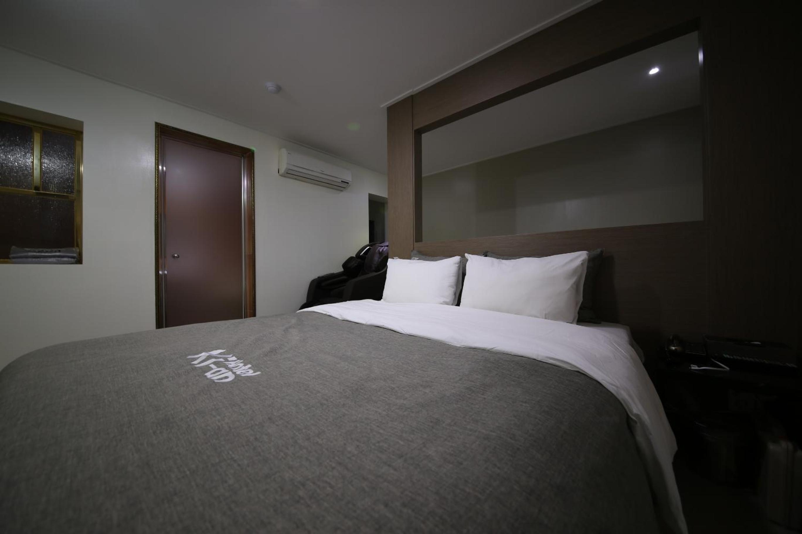 Superior King Suite - Photo 11