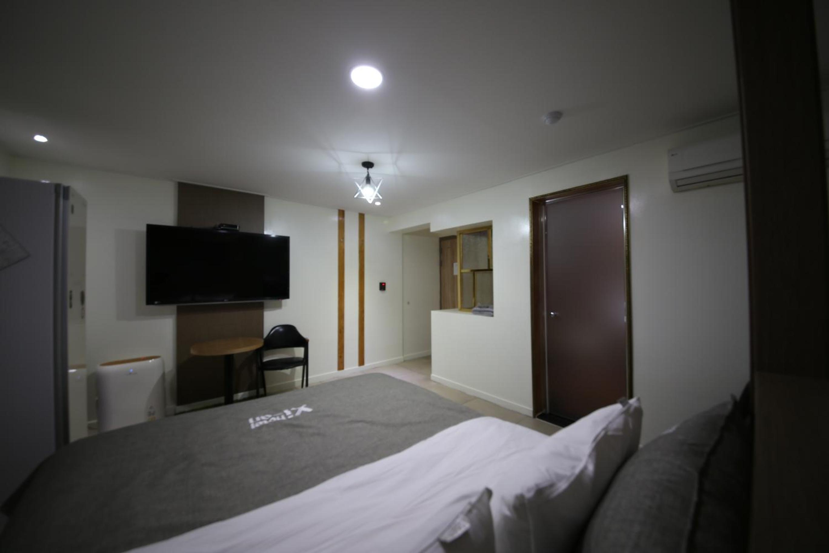 Superior King Suite - Photo 9