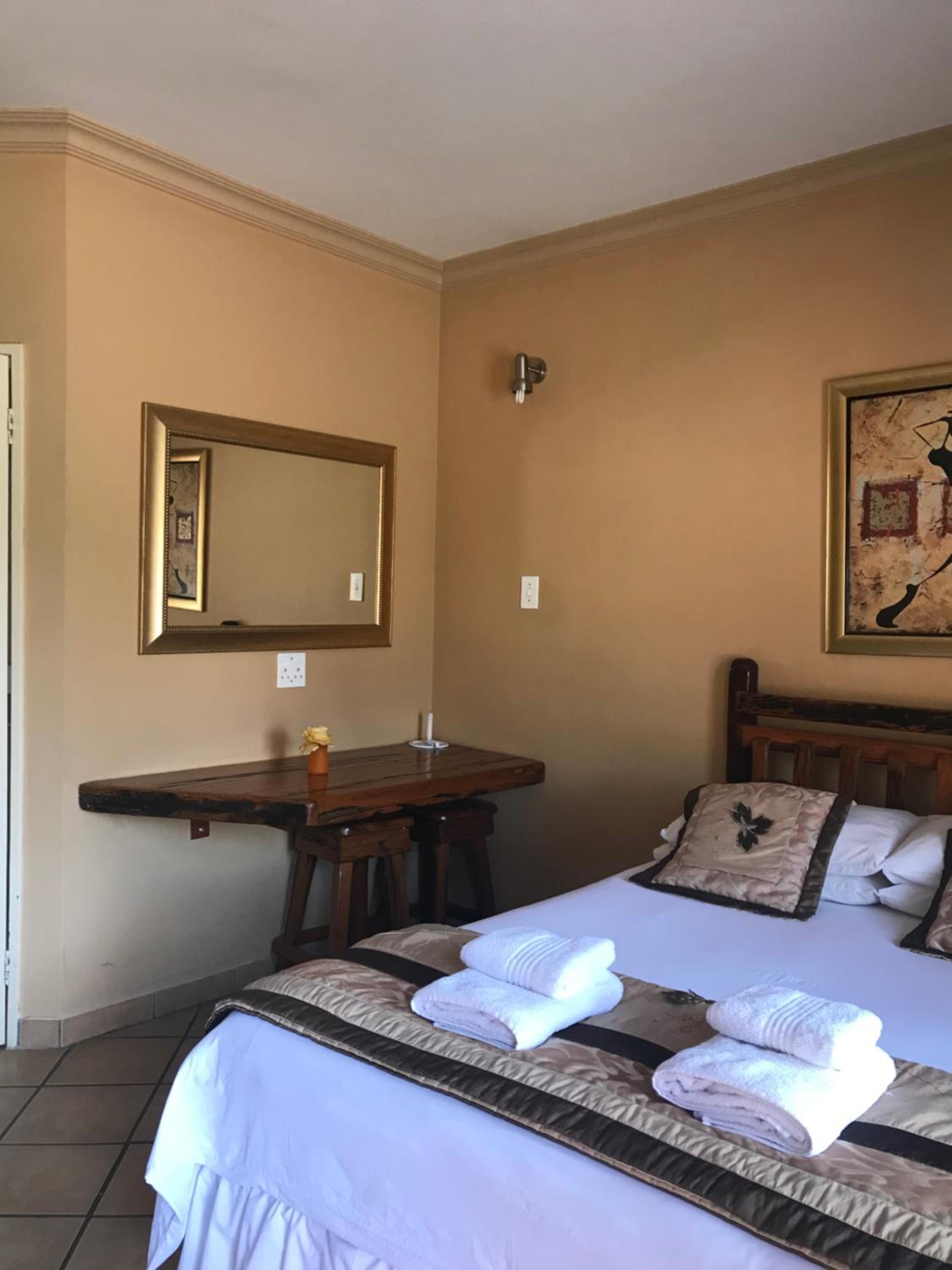 Deluxe Double Room with Shower - Photo 10