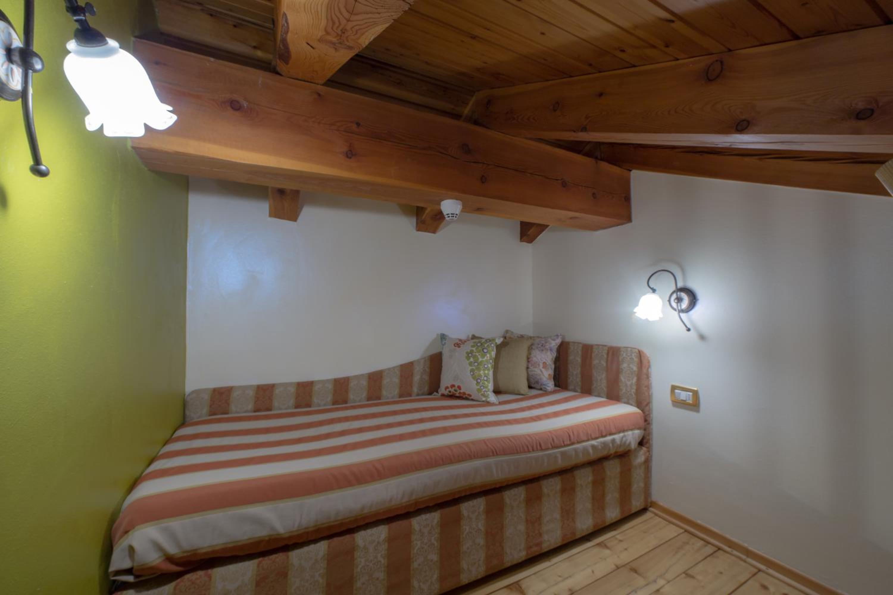 Family Room - Photo 4
