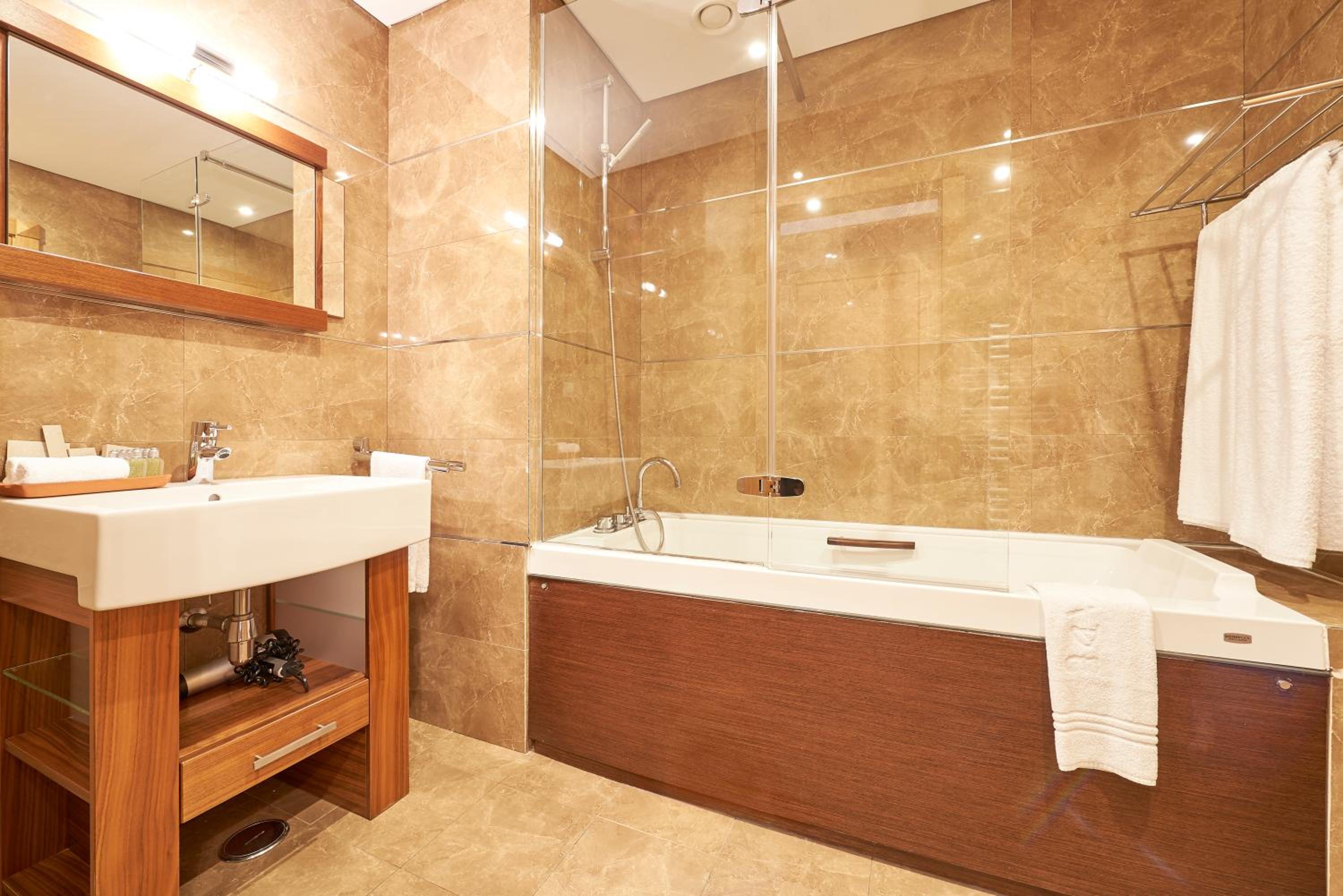 Family Suite  (2 Adults + 2 Children) thumbnail 5