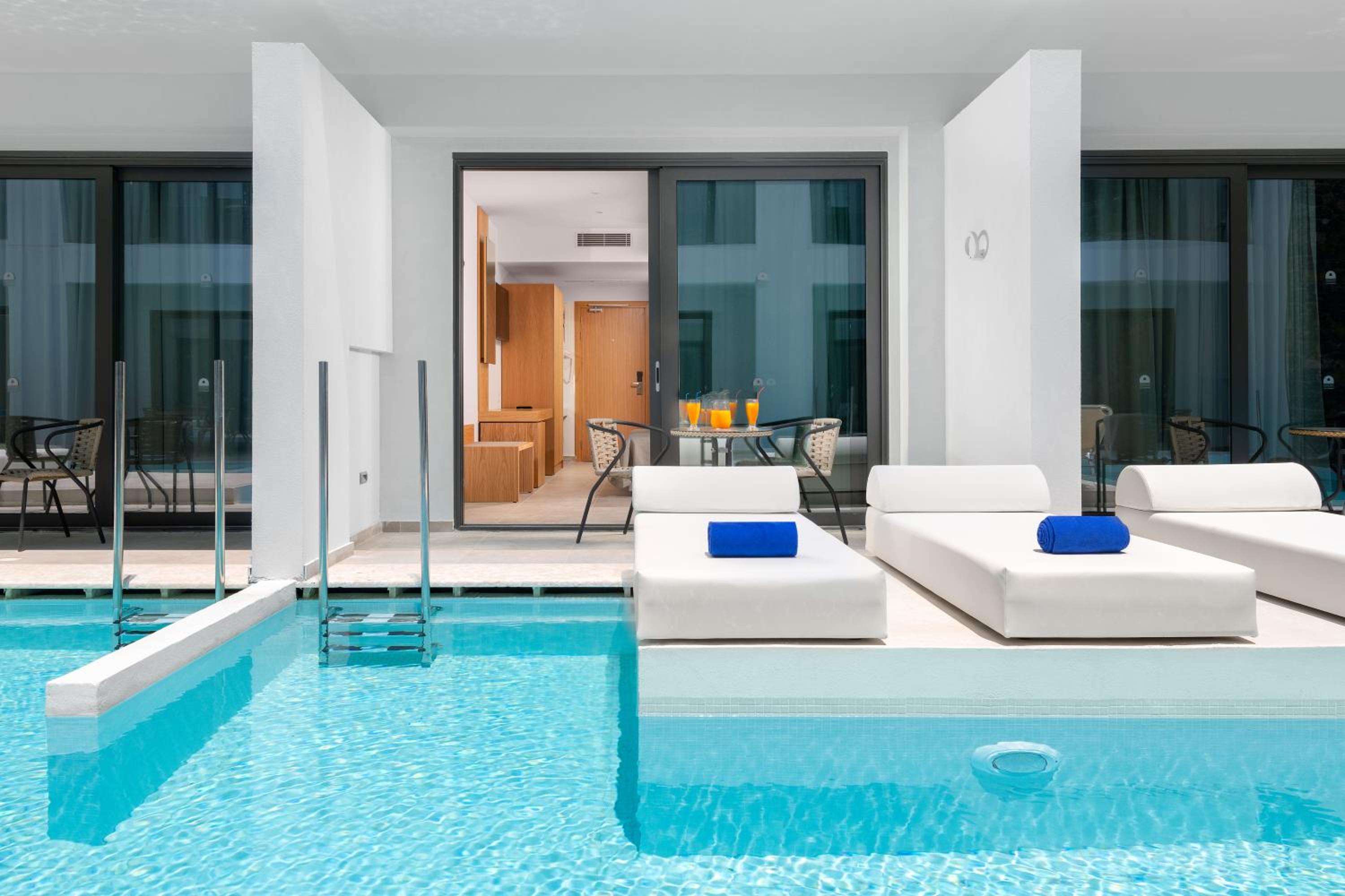 Deluxe Double Room with Shared Pool & Inland View - Photo 3