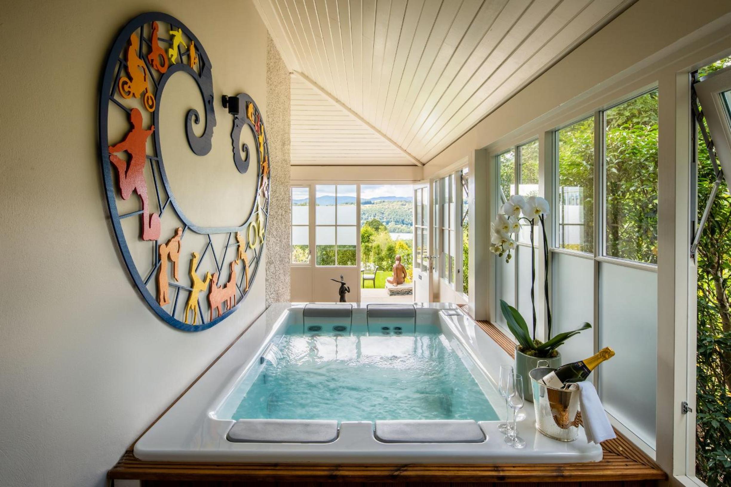 Lake View Hot Tub Suite  - Photo 2