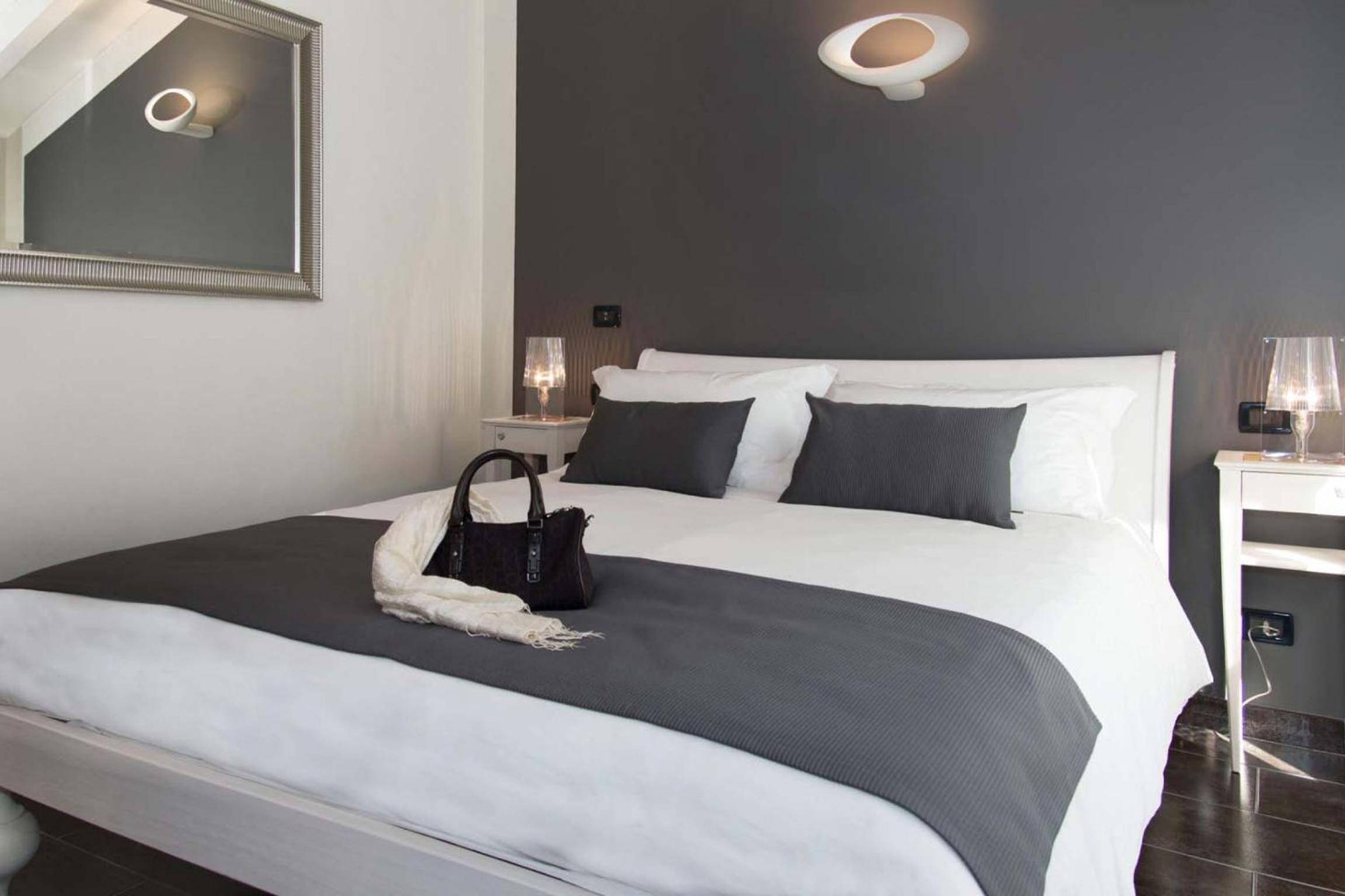 Superior Double Room with Balcony - Photo 9