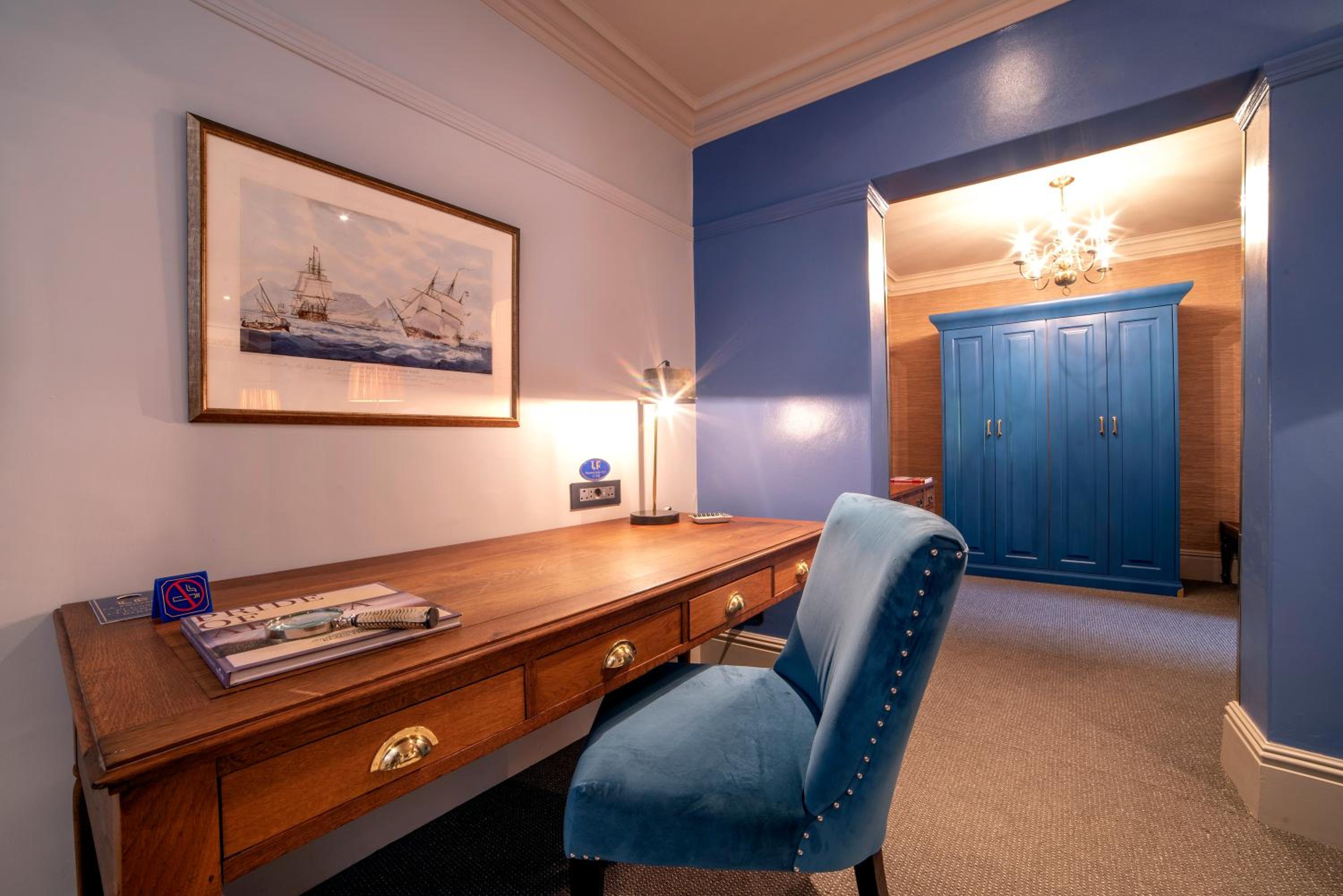 Luxury Suite - Photo 12