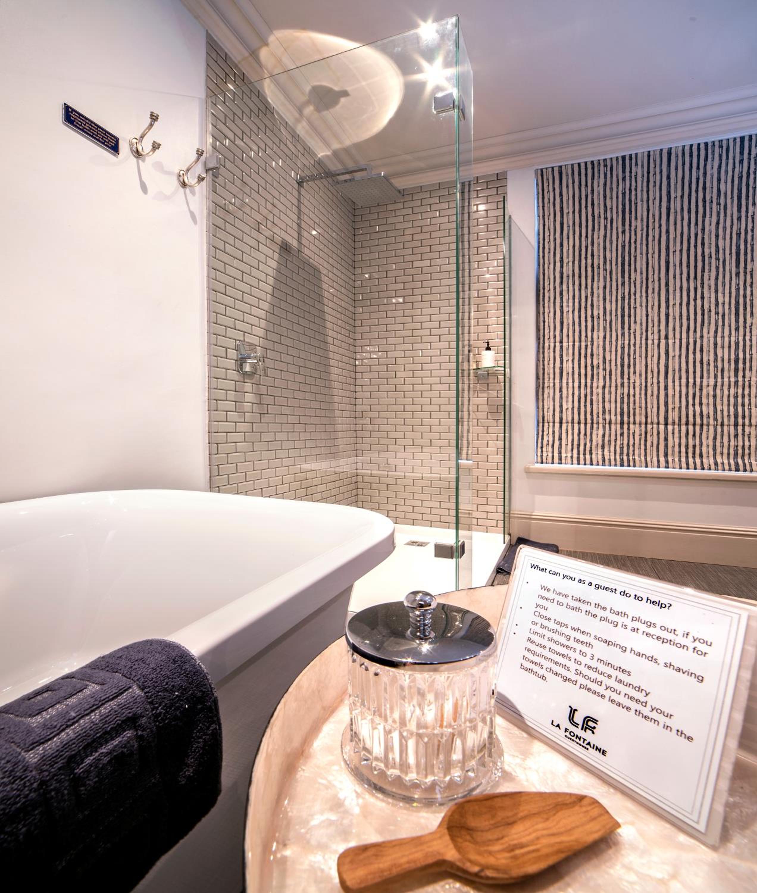 Luxury Suite - Photo 11