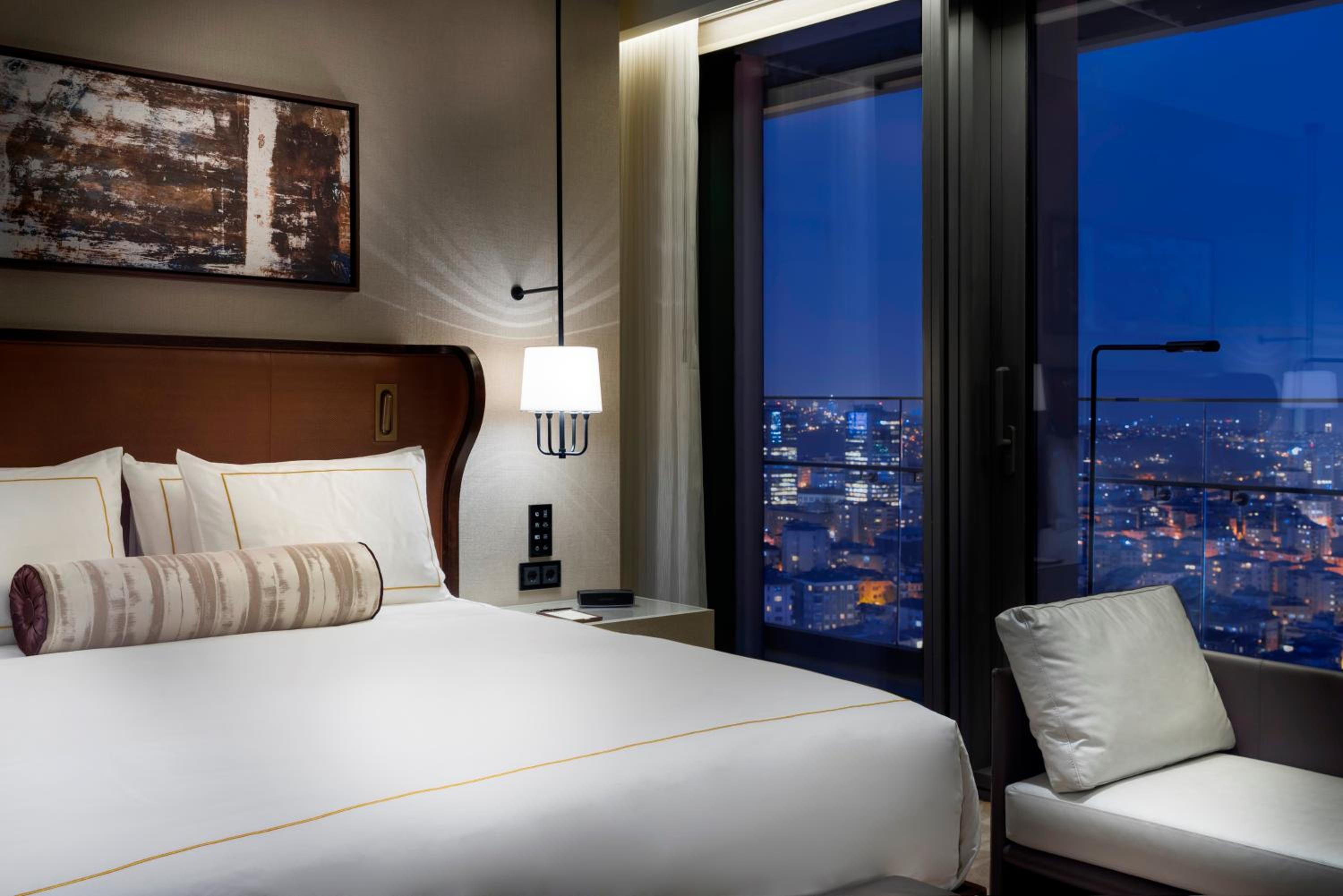 One Bedroom Suite with Sea View, Balcony and Lounge Access