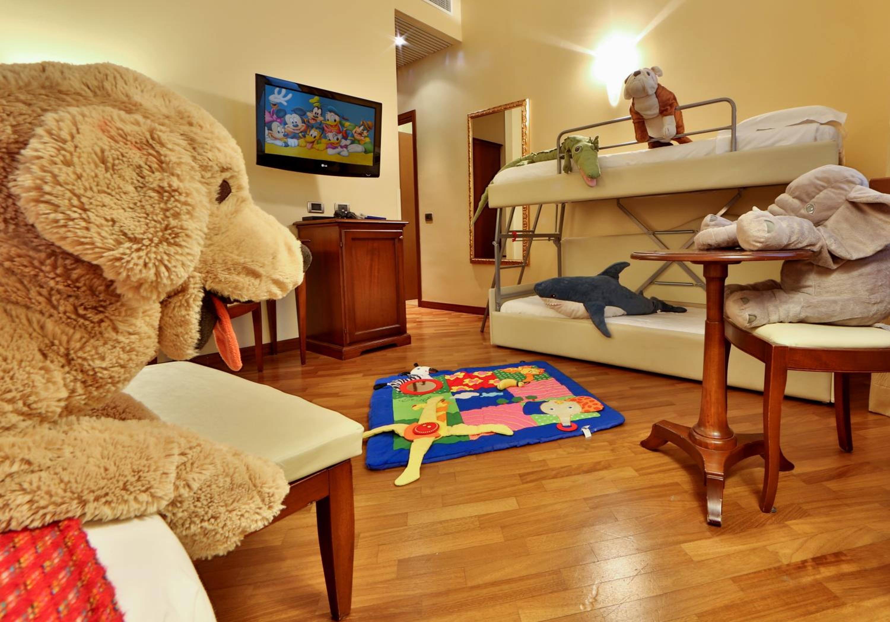 Family Room - Non-Smoking - Photo 4