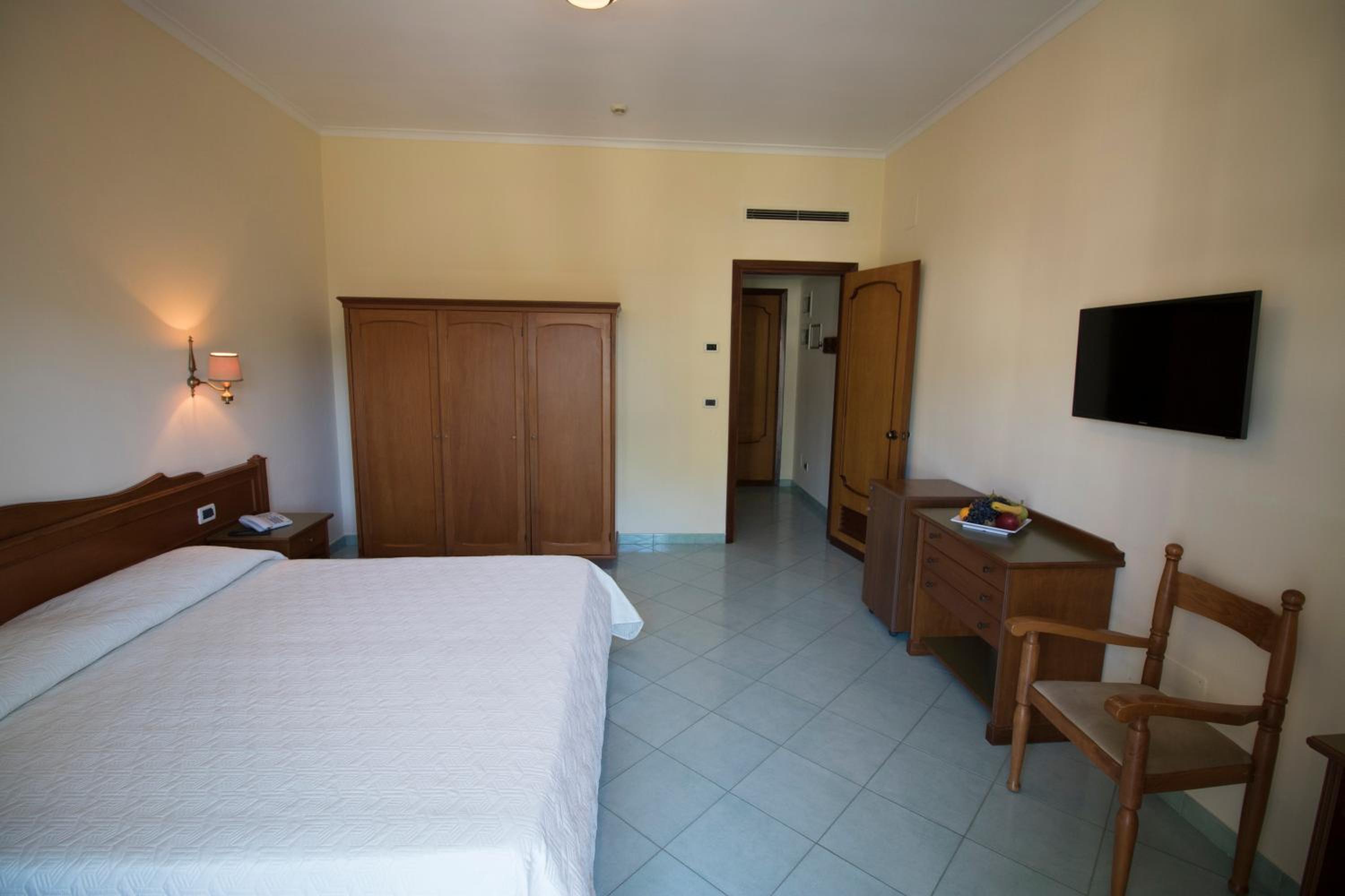 Double or Twin Room with Balcony and Garden View photo 1