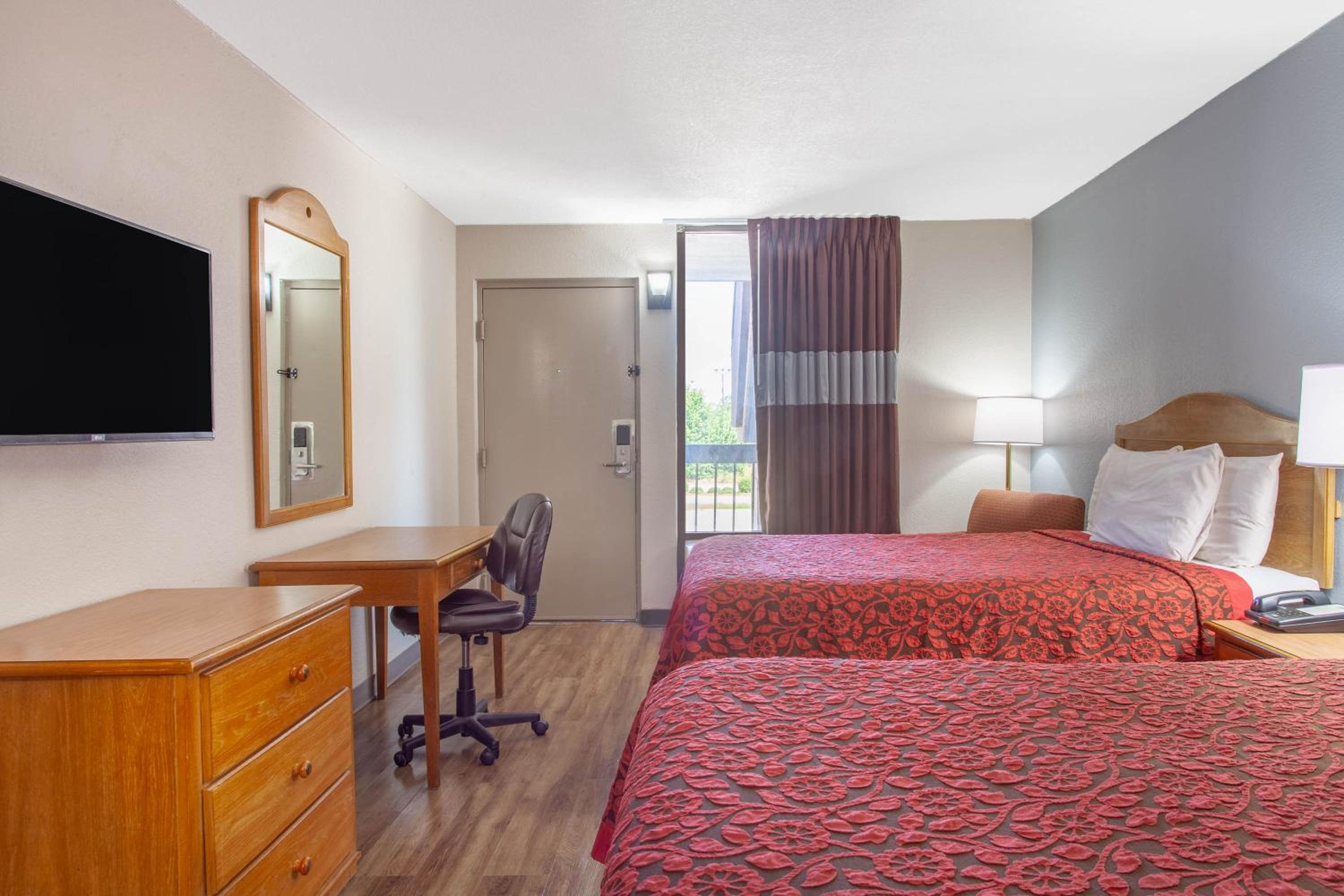 Double Room with Two Double Beds - Smoking - Photo 3