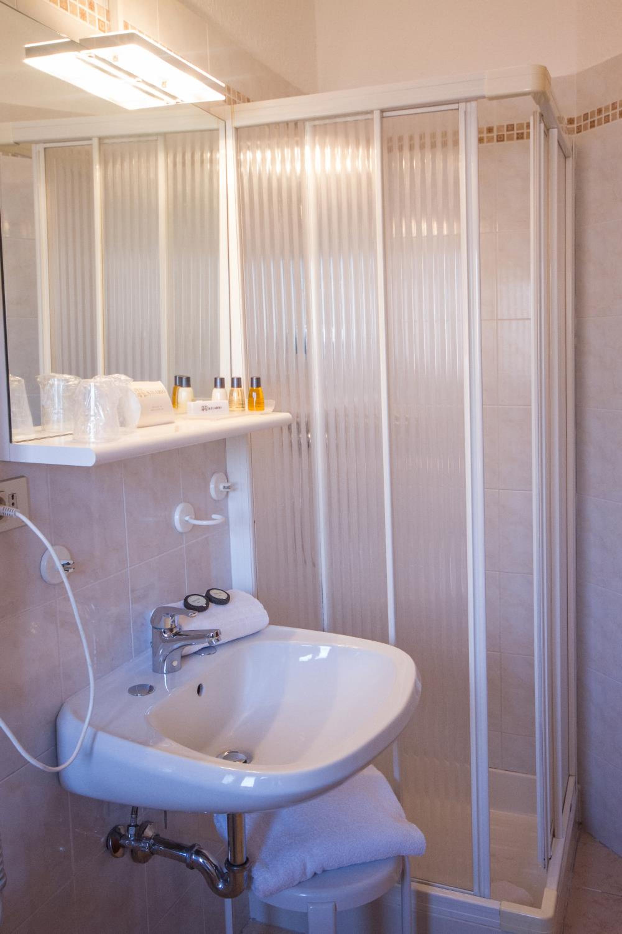 Standard Double  Room - Photo 5
