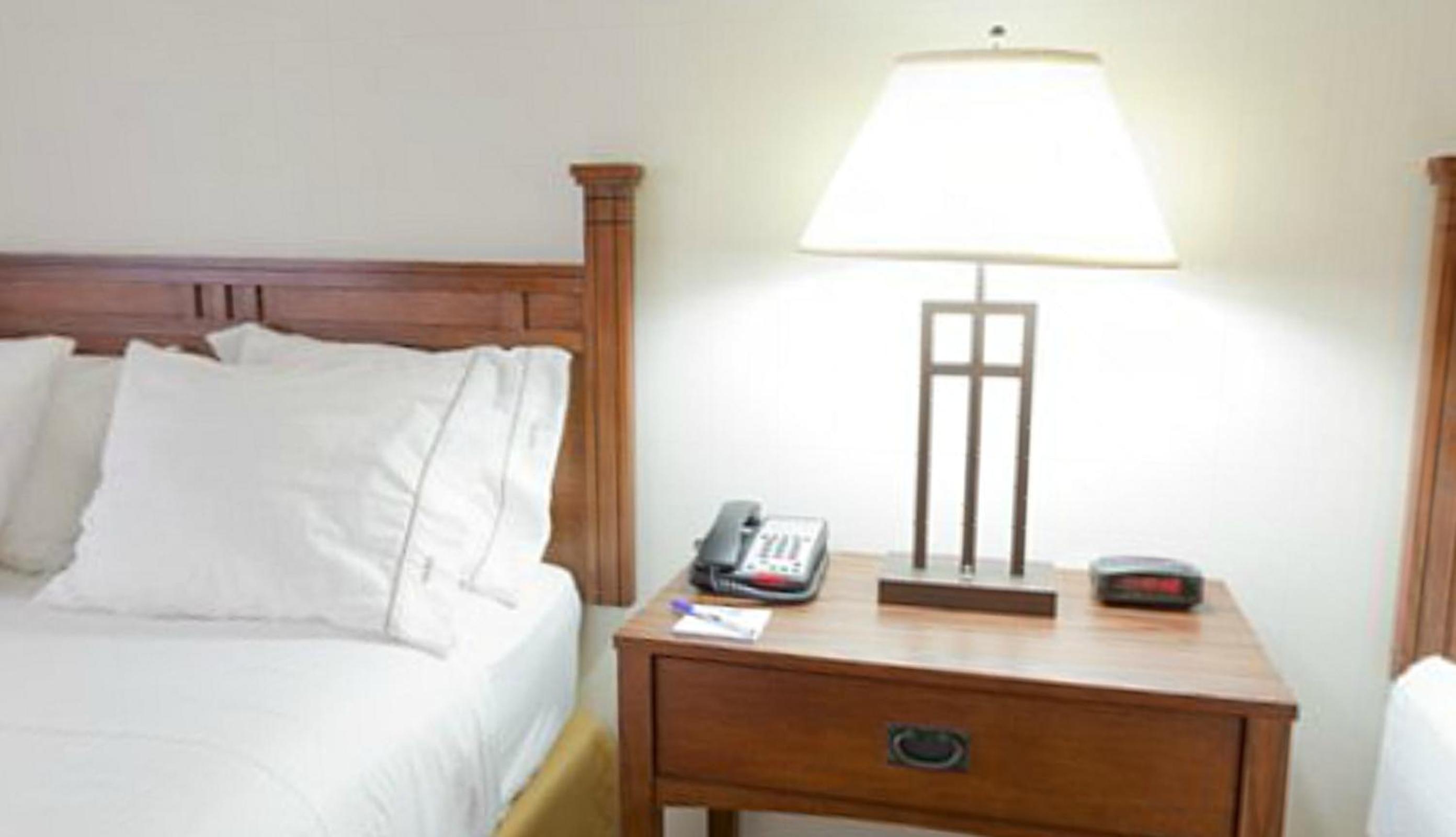 Standard Room with Two Queen Beds - Photo 4
