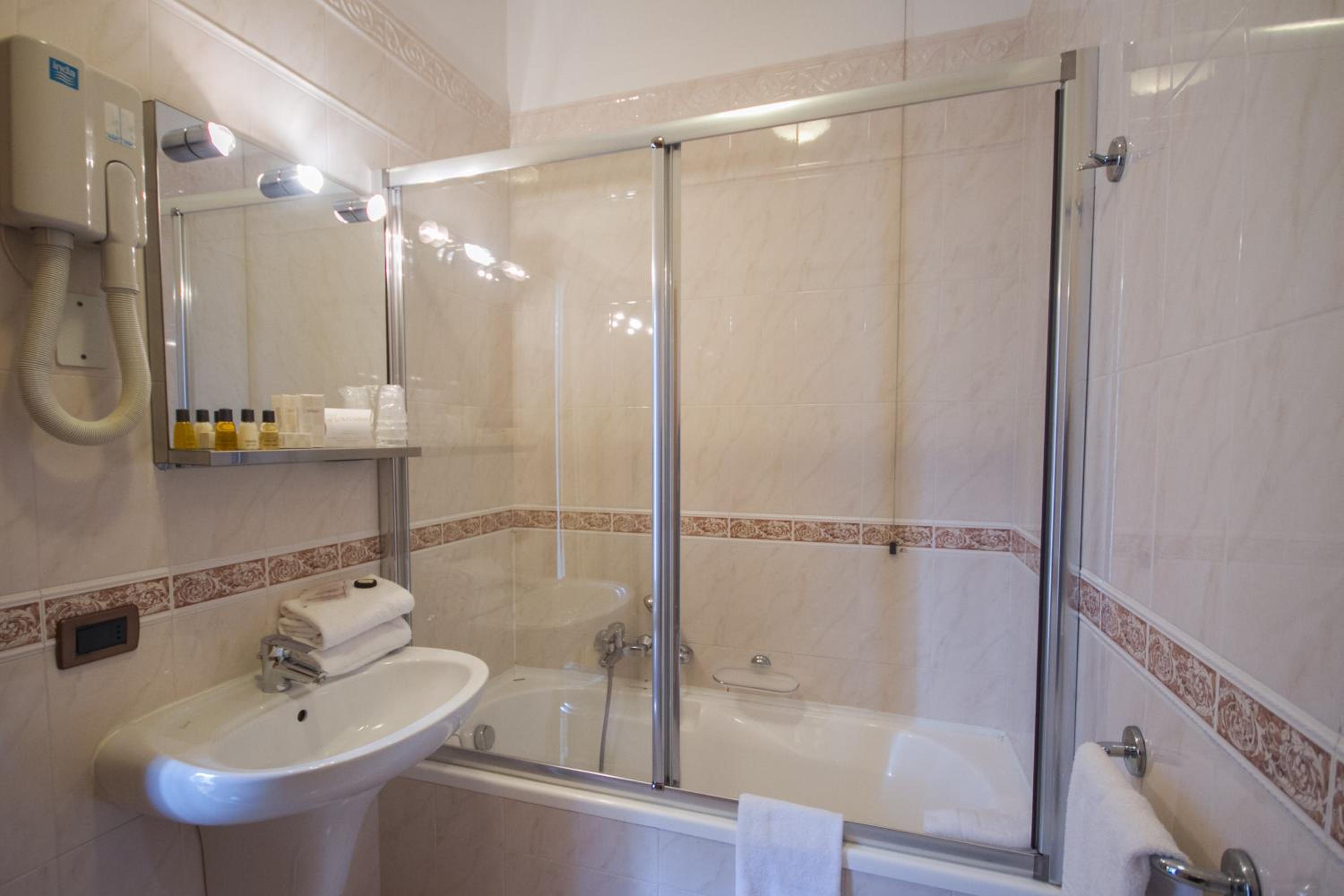 Superior Quadruple Room - Photo 2
