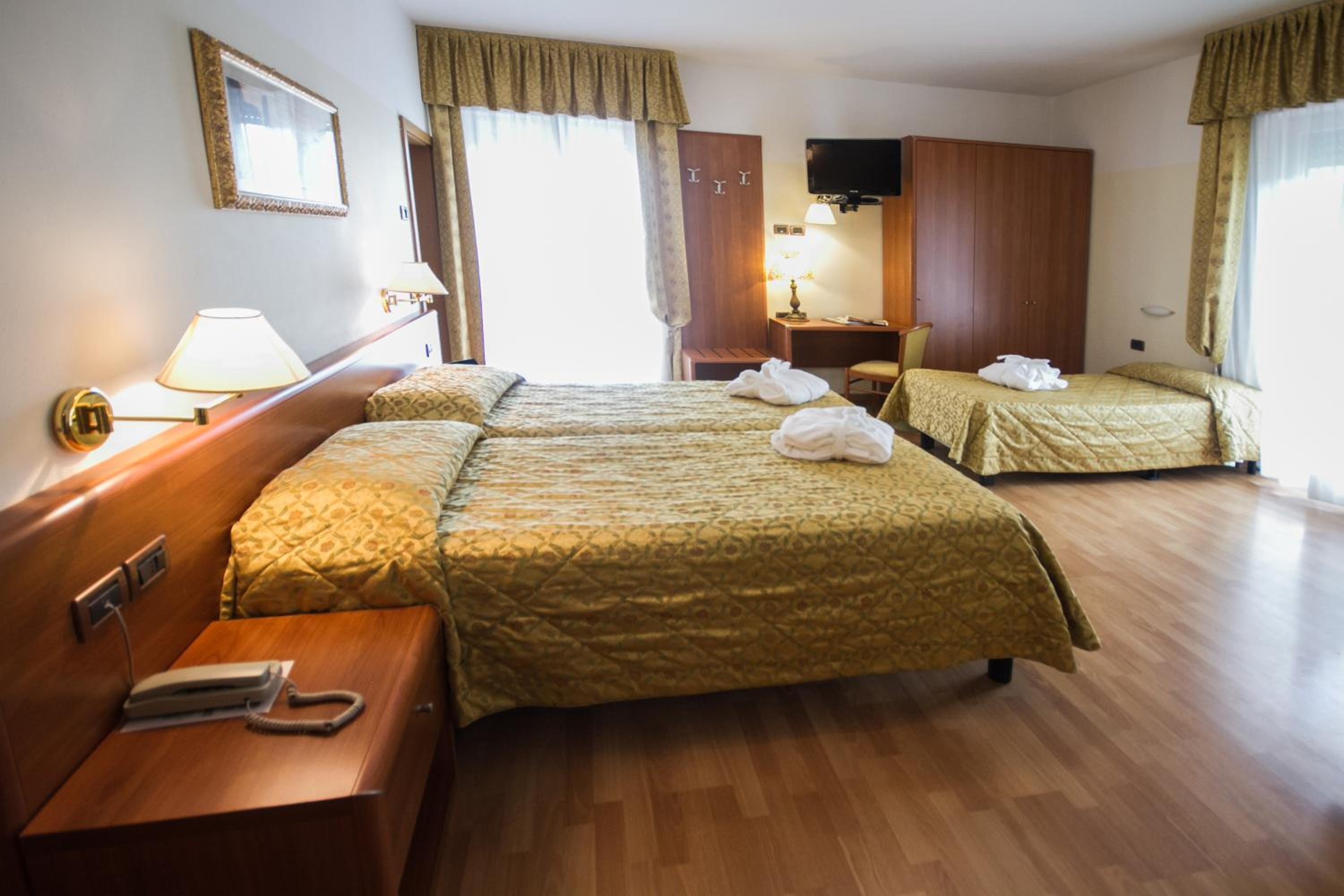 Superior Quadruple Room - Photo 1