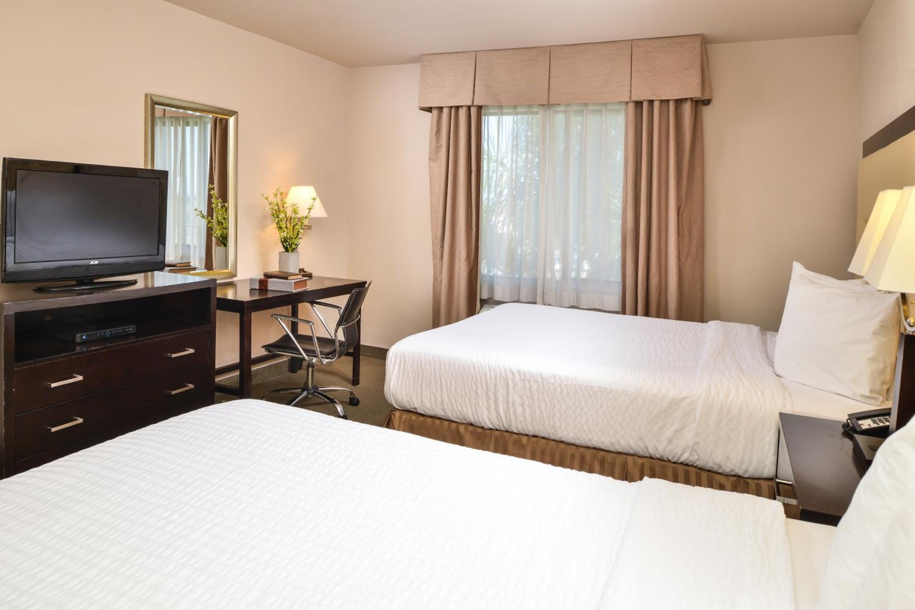Queen Room with Two Queen Beds - Photo 2