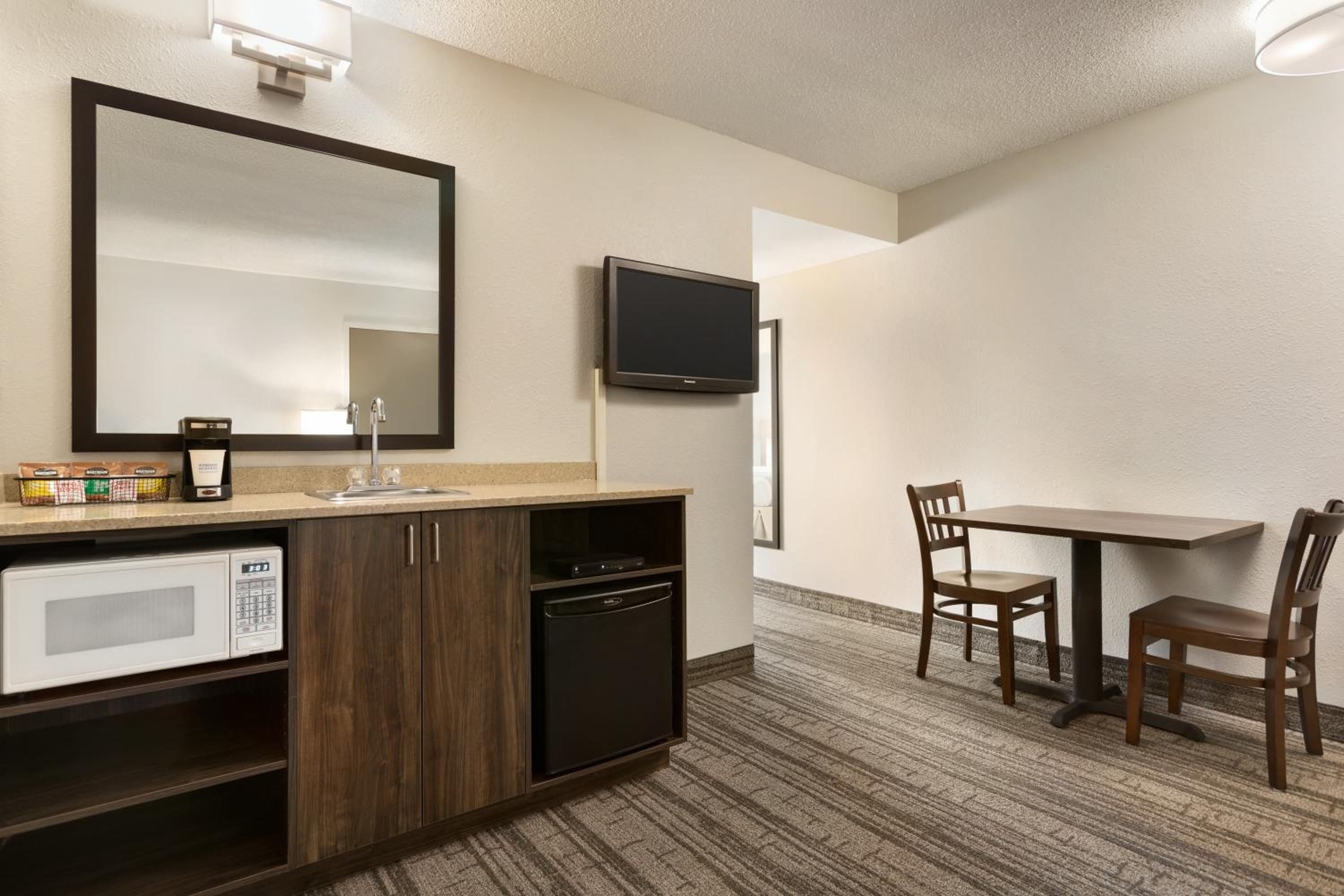 One-Bedroom King Suite - Ground Floor/Non-Smoking - Photo 5