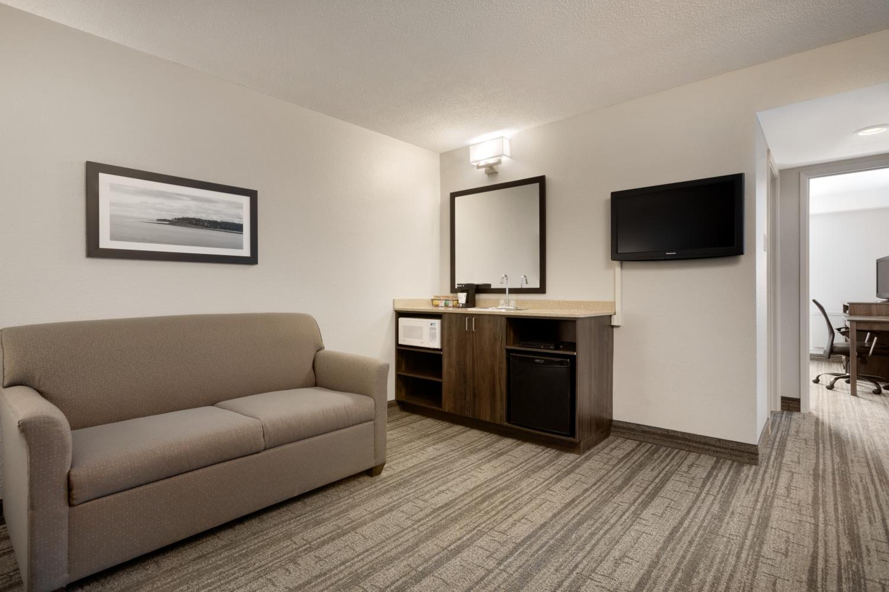 One-Bedroom King Suite - Ground Floor/Non-Smoking - Photo 3