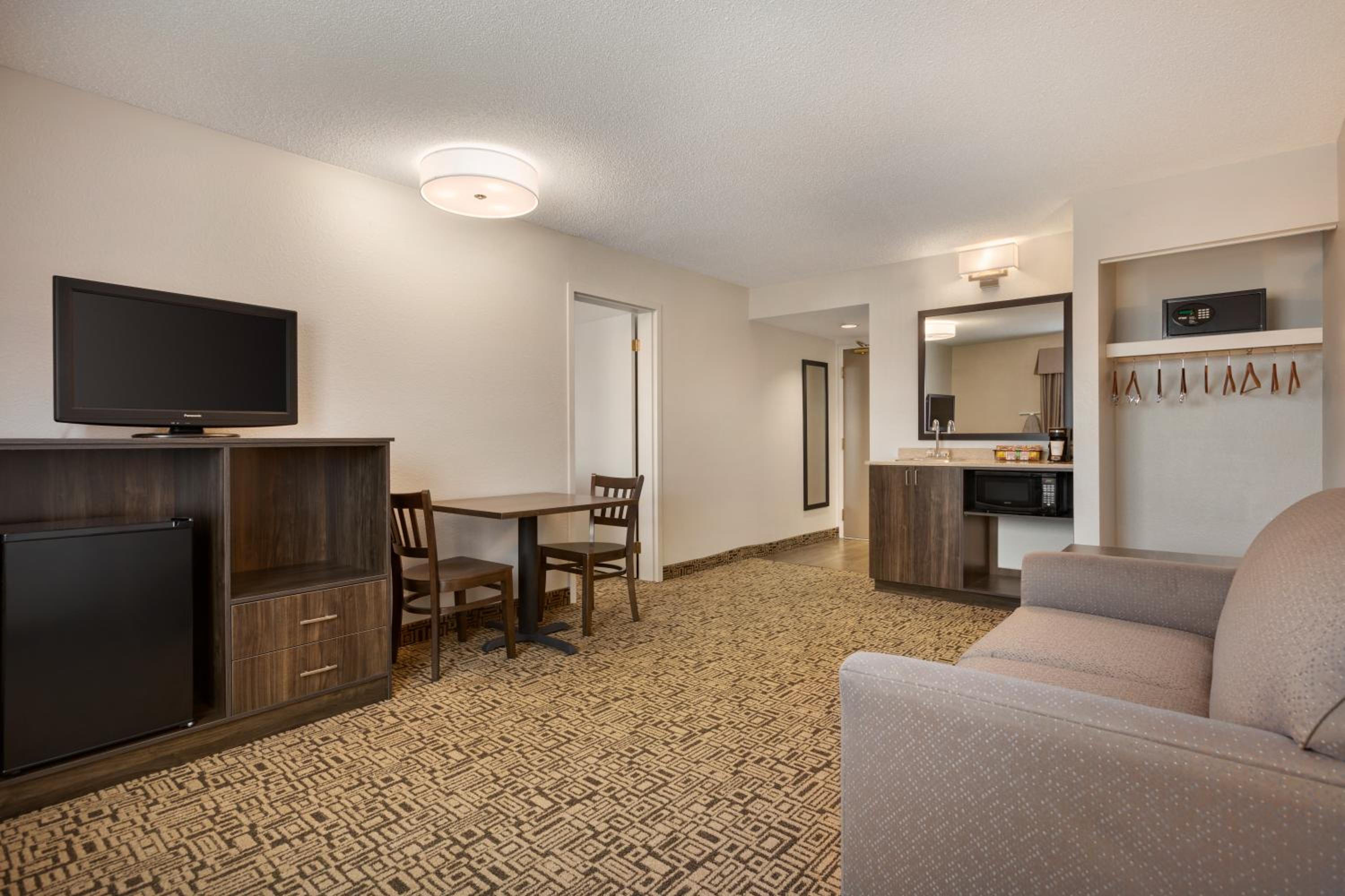 One-Bedroom King Suite - Ground Floor/Non-Smoking - Photo 4