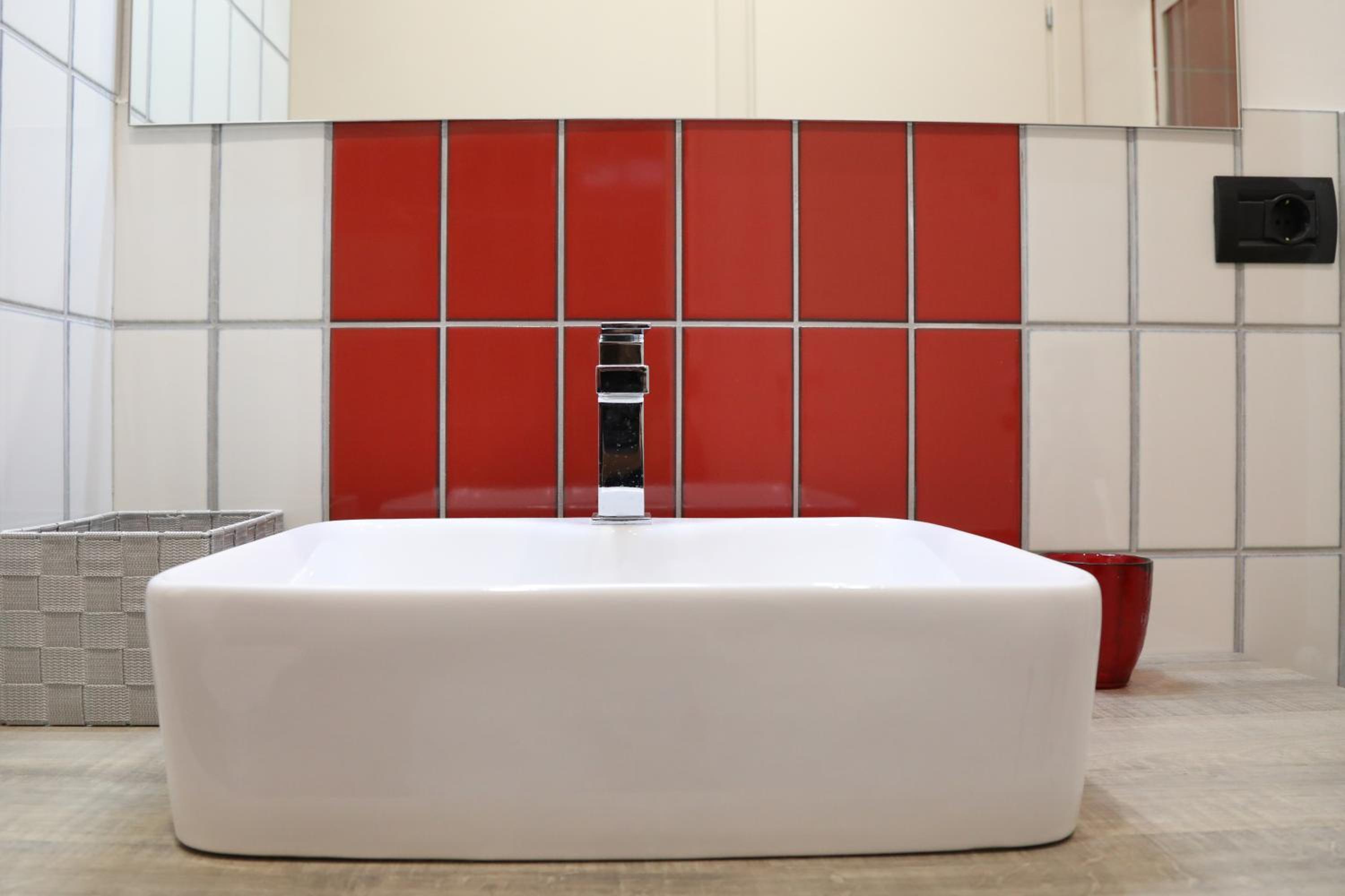 Double or Twin Room with Private Bathroom - Photo 8