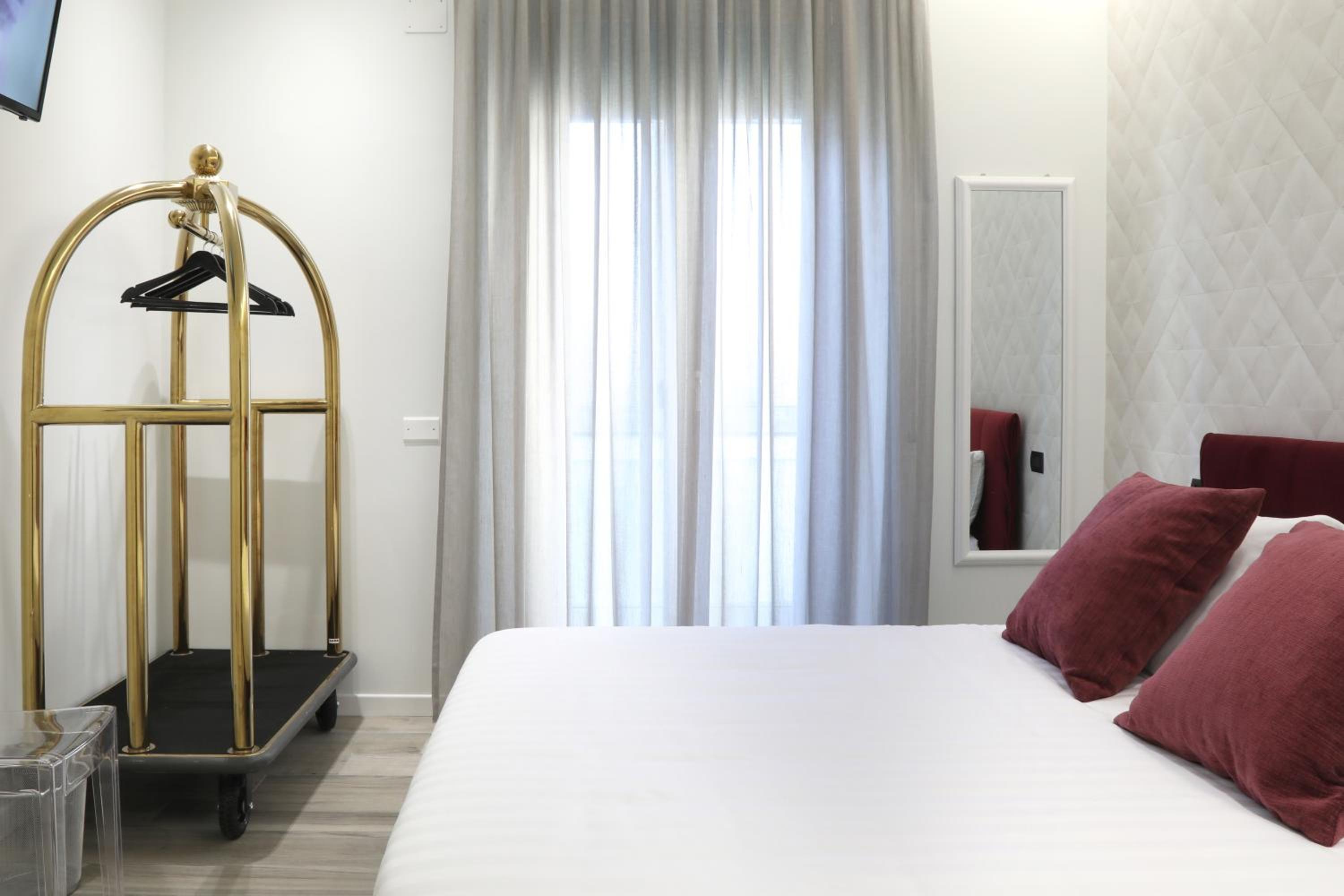Double or Twin Room with Private Bathroom - Photo 5