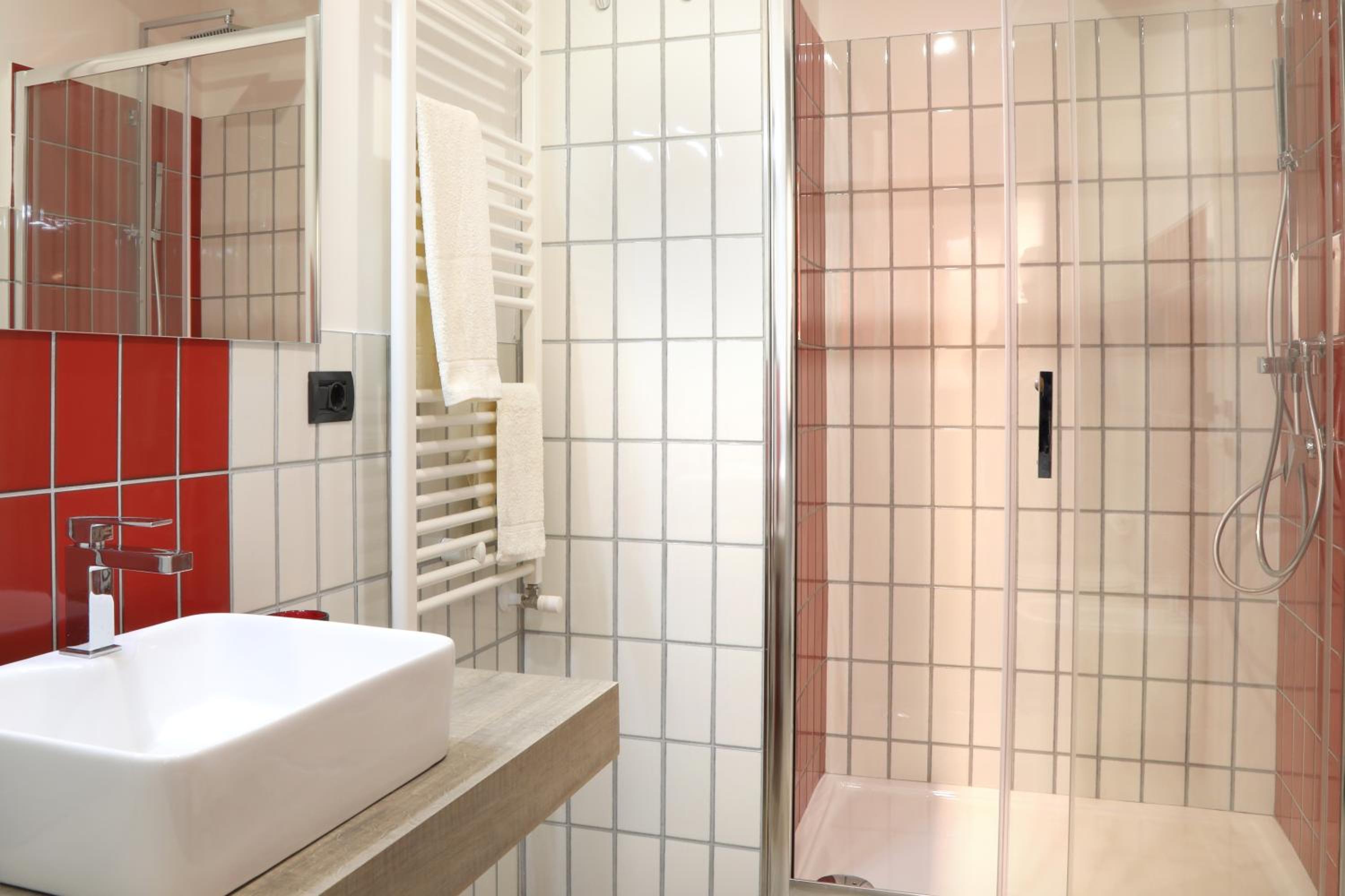 Double or Twin Room with Private Bathroom - Photo 9