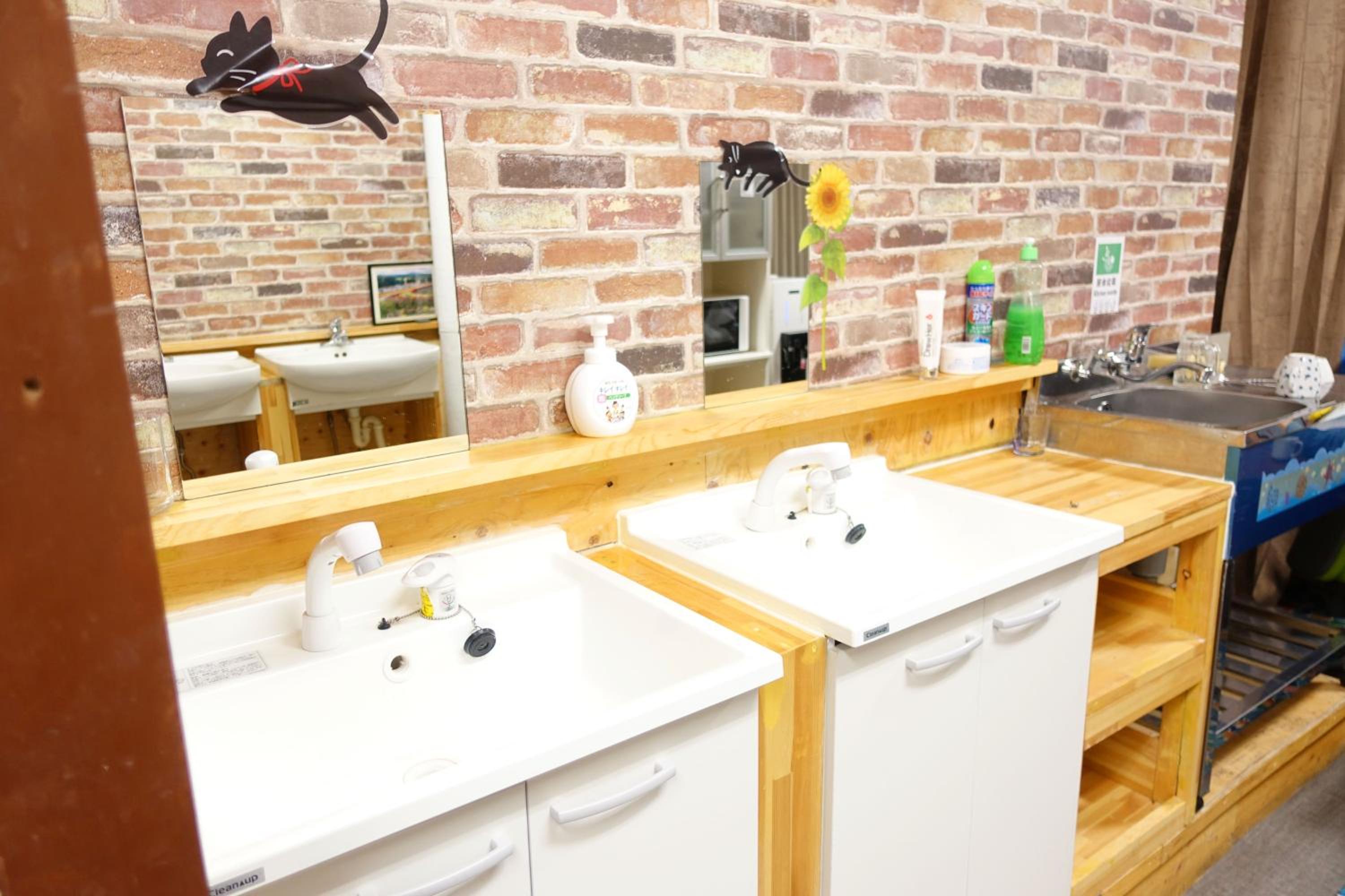 Female Only Single Room with Shared Shower and Toilet photo 3