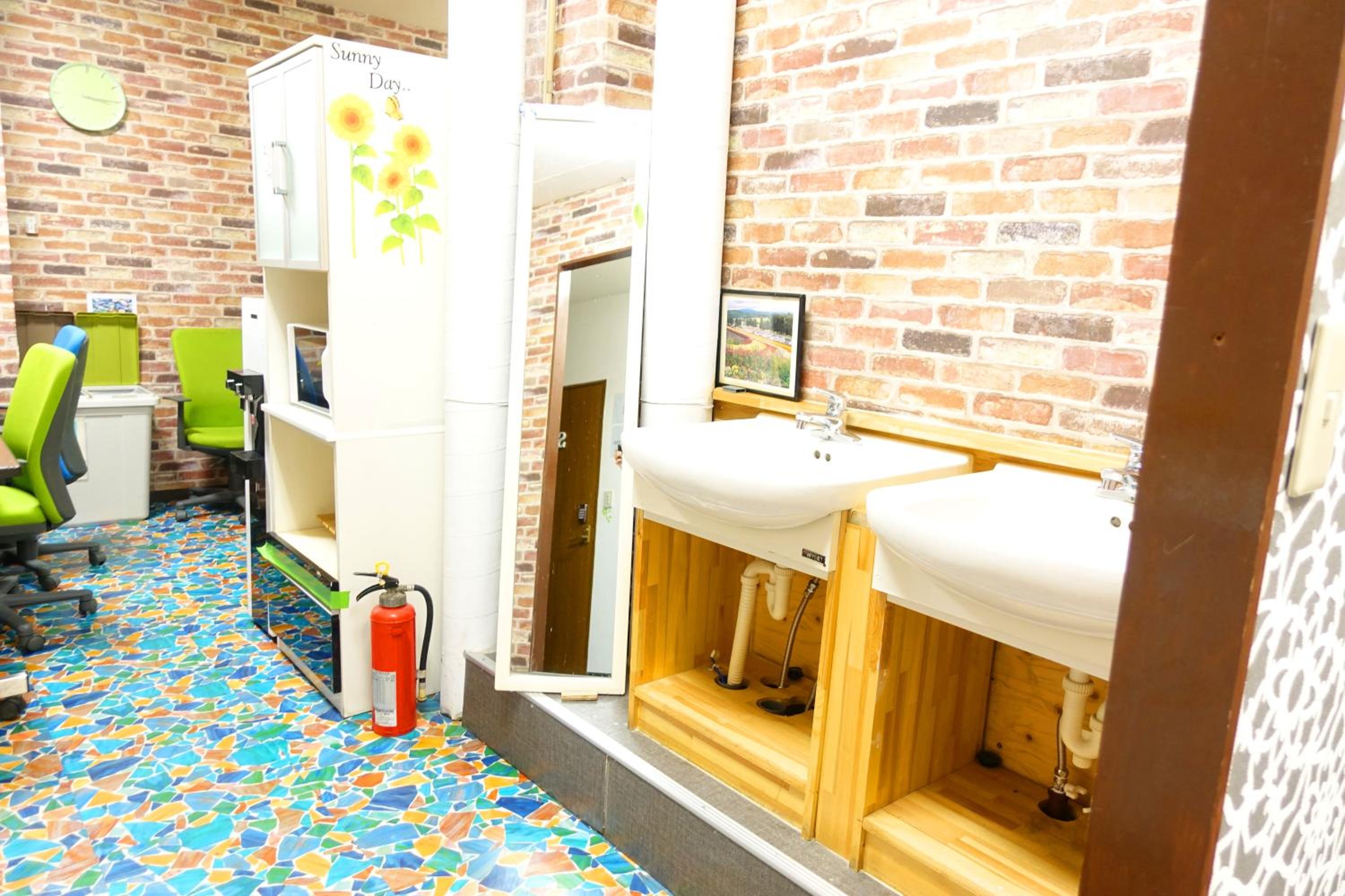Economy Quadruple Room with Shared Bathroom photo 2