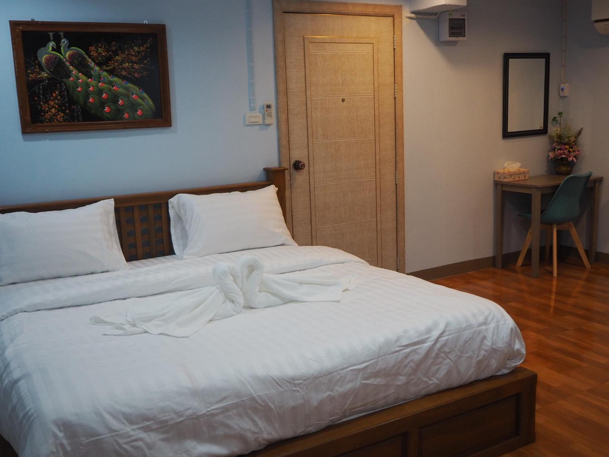 Family Room with Private Bathroom - Photo 4