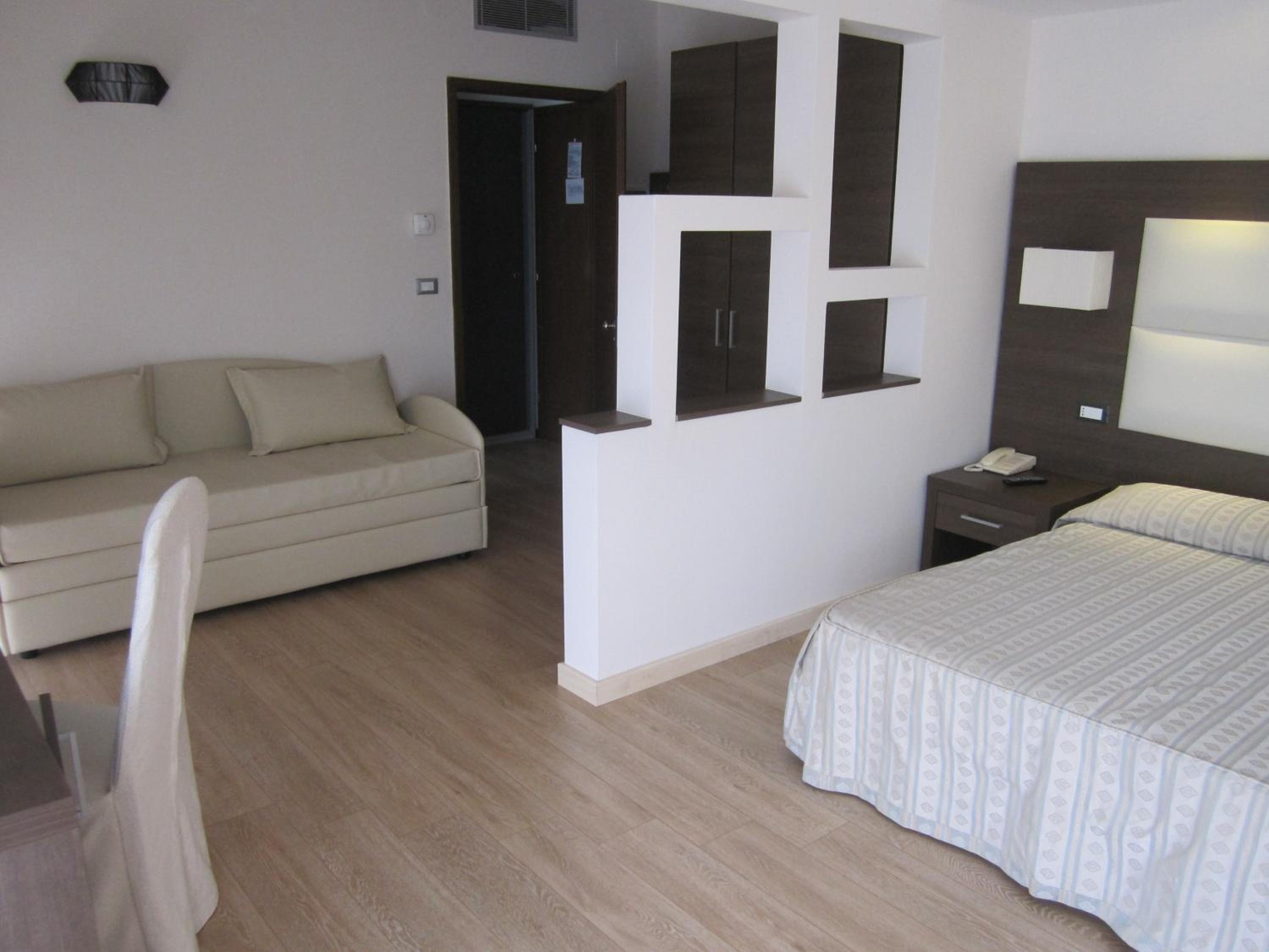 Deluxe Triple Room - Photo 9