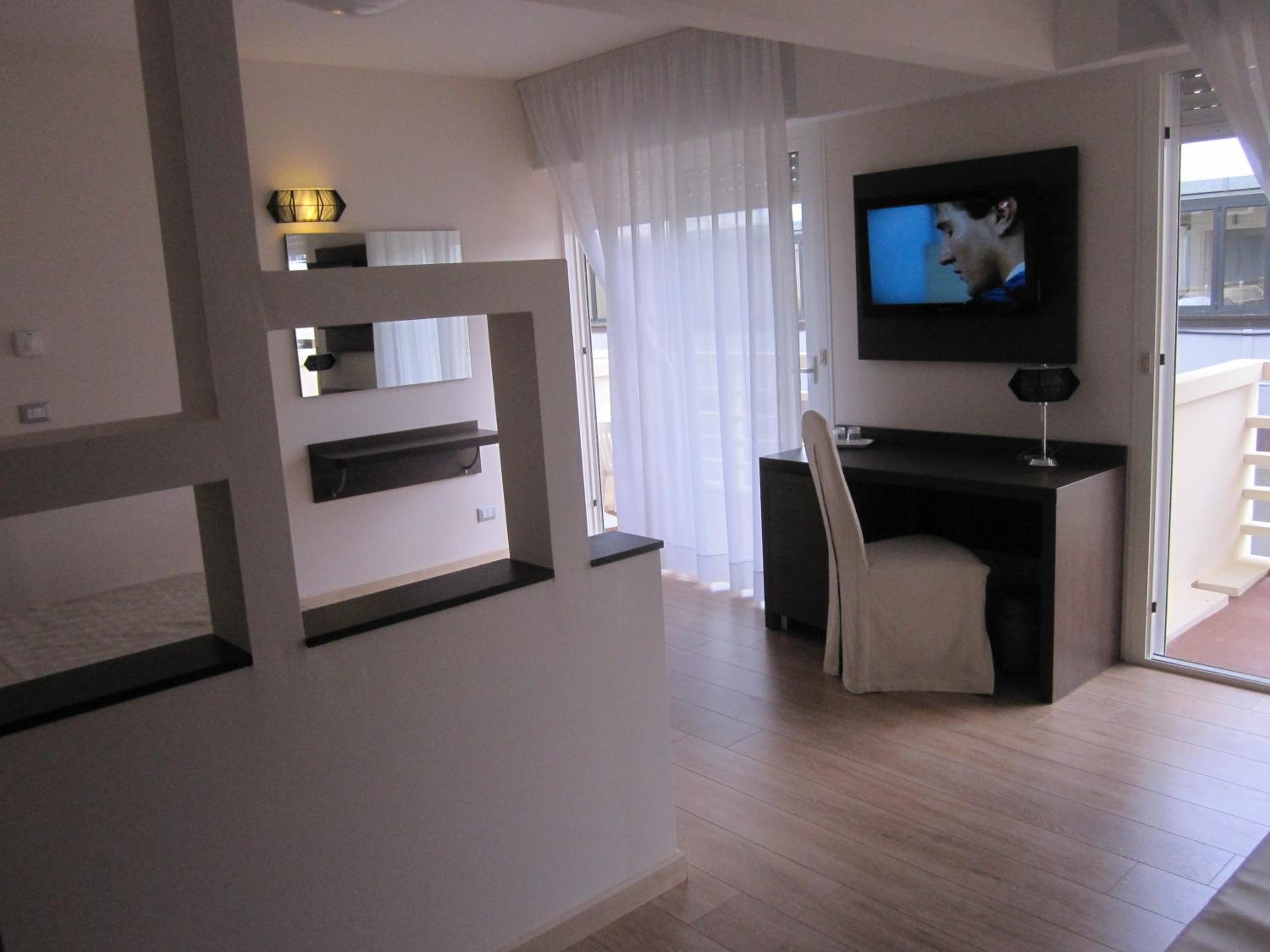 Deluxe Triple Room - Photo 8