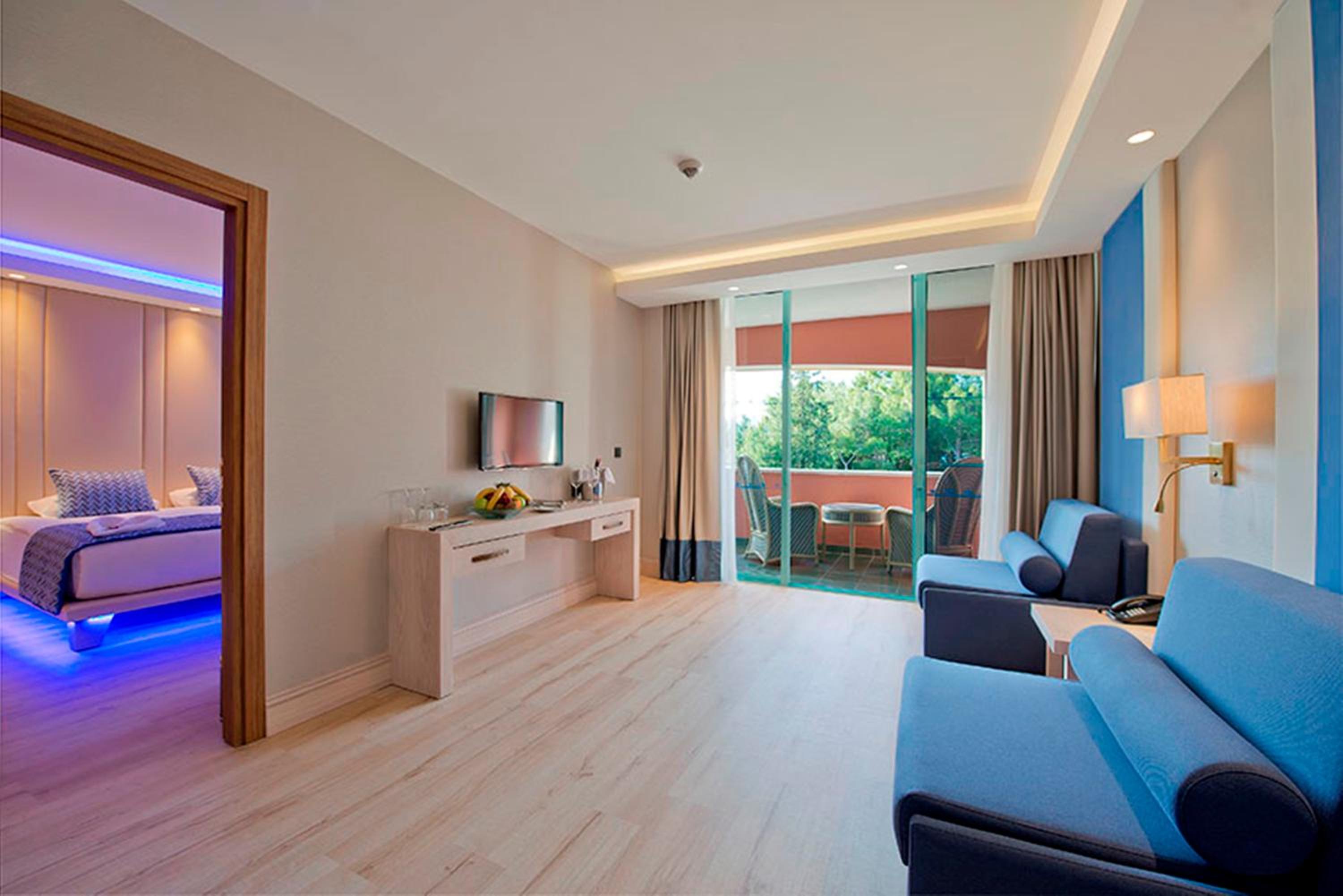 Deluxe Suite with Spa Bath photo 2