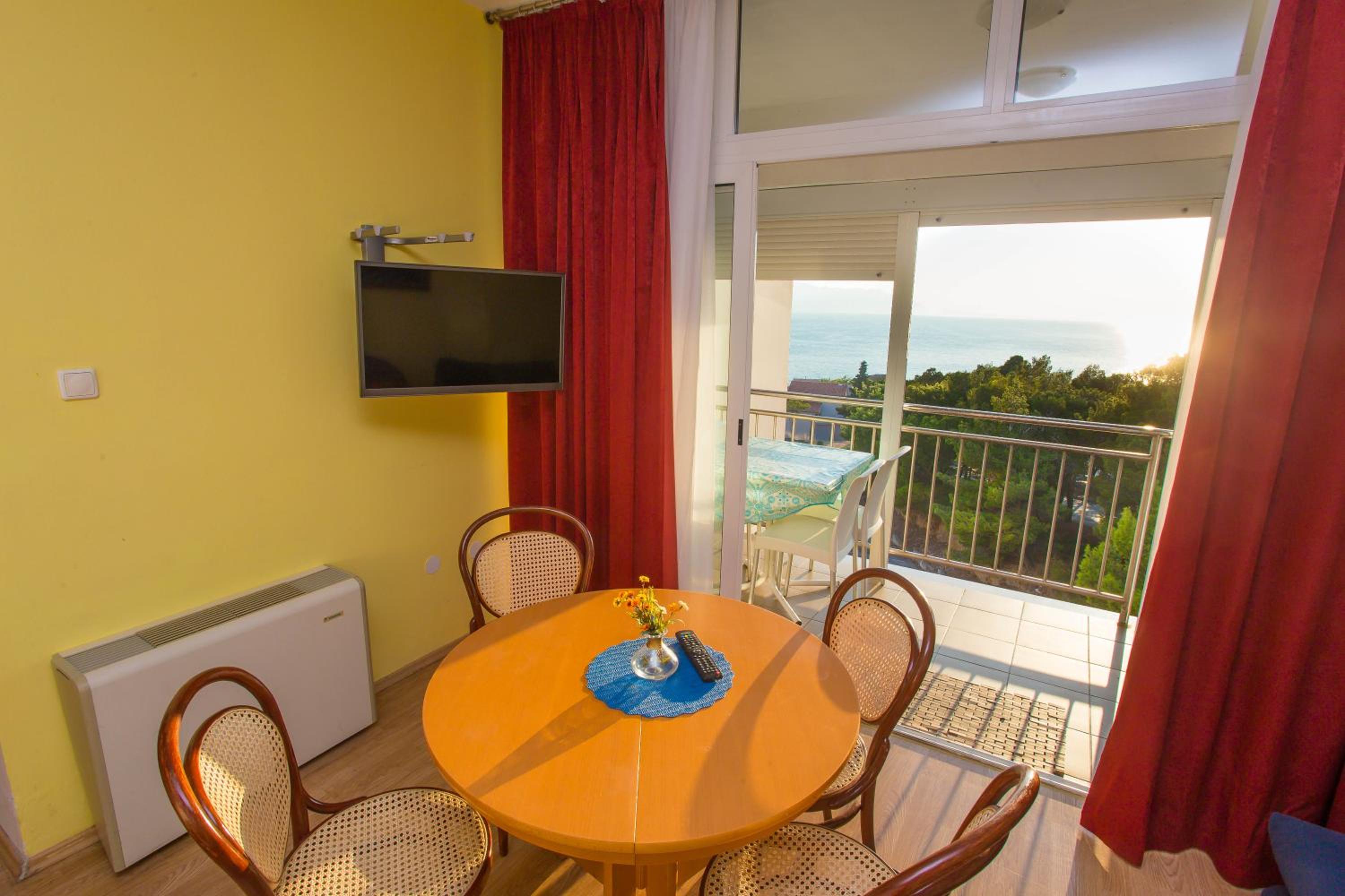 One-Bedroom Apartment with Balcony with Sea View