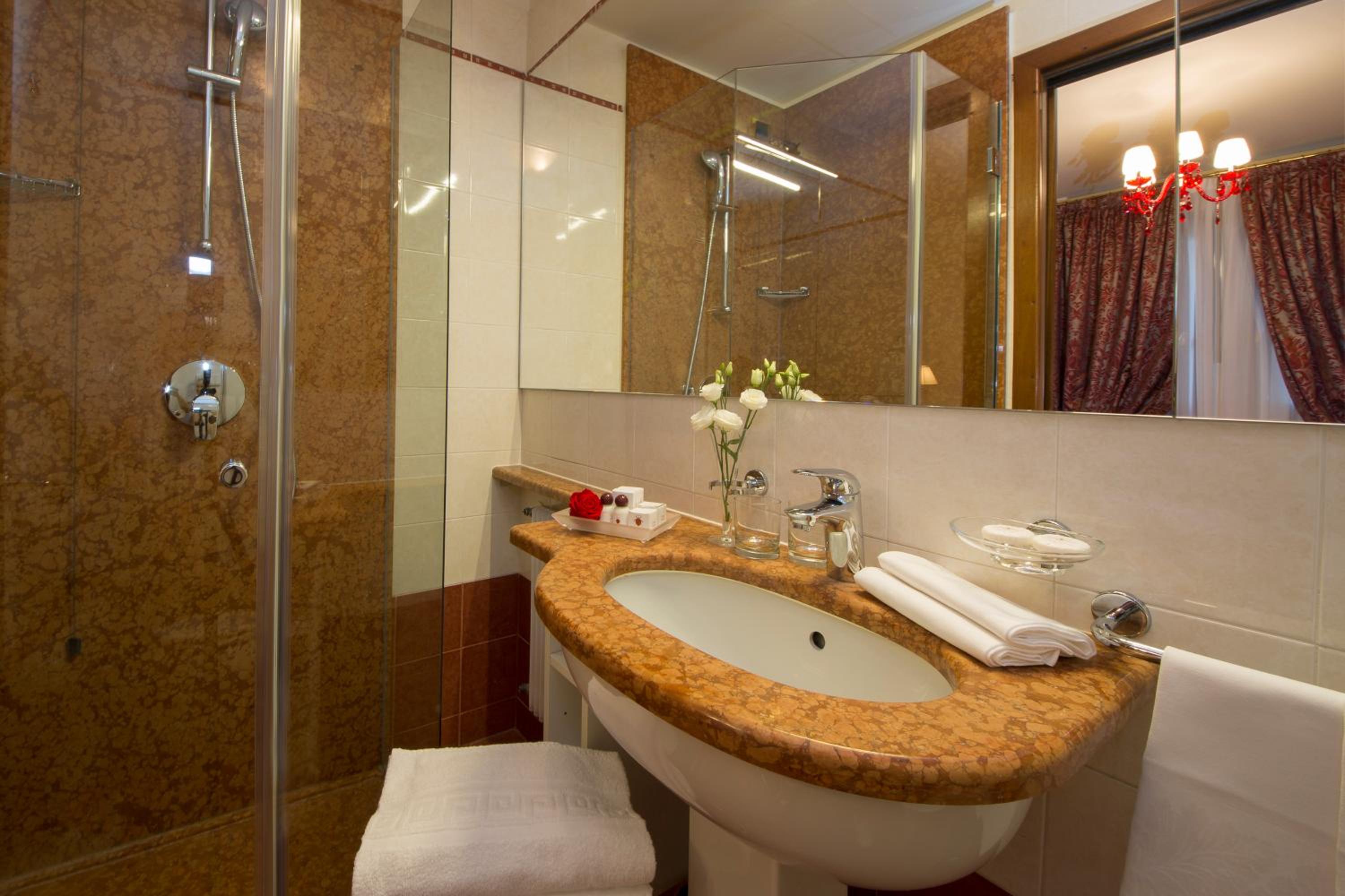 Standard Double Room - Photo 2