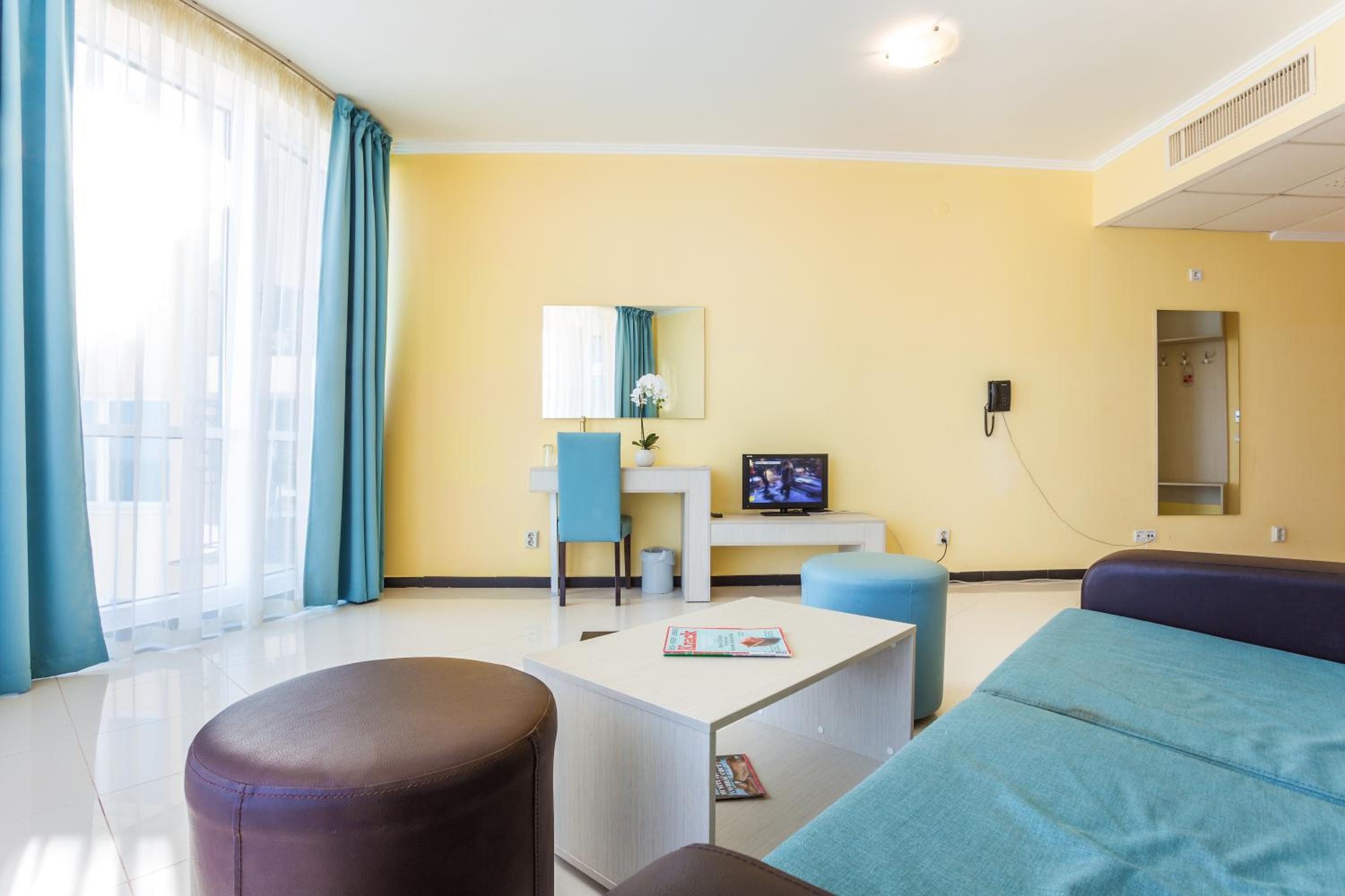One-Bedroom Suite With Balcony (2 Adults + 2 Children)