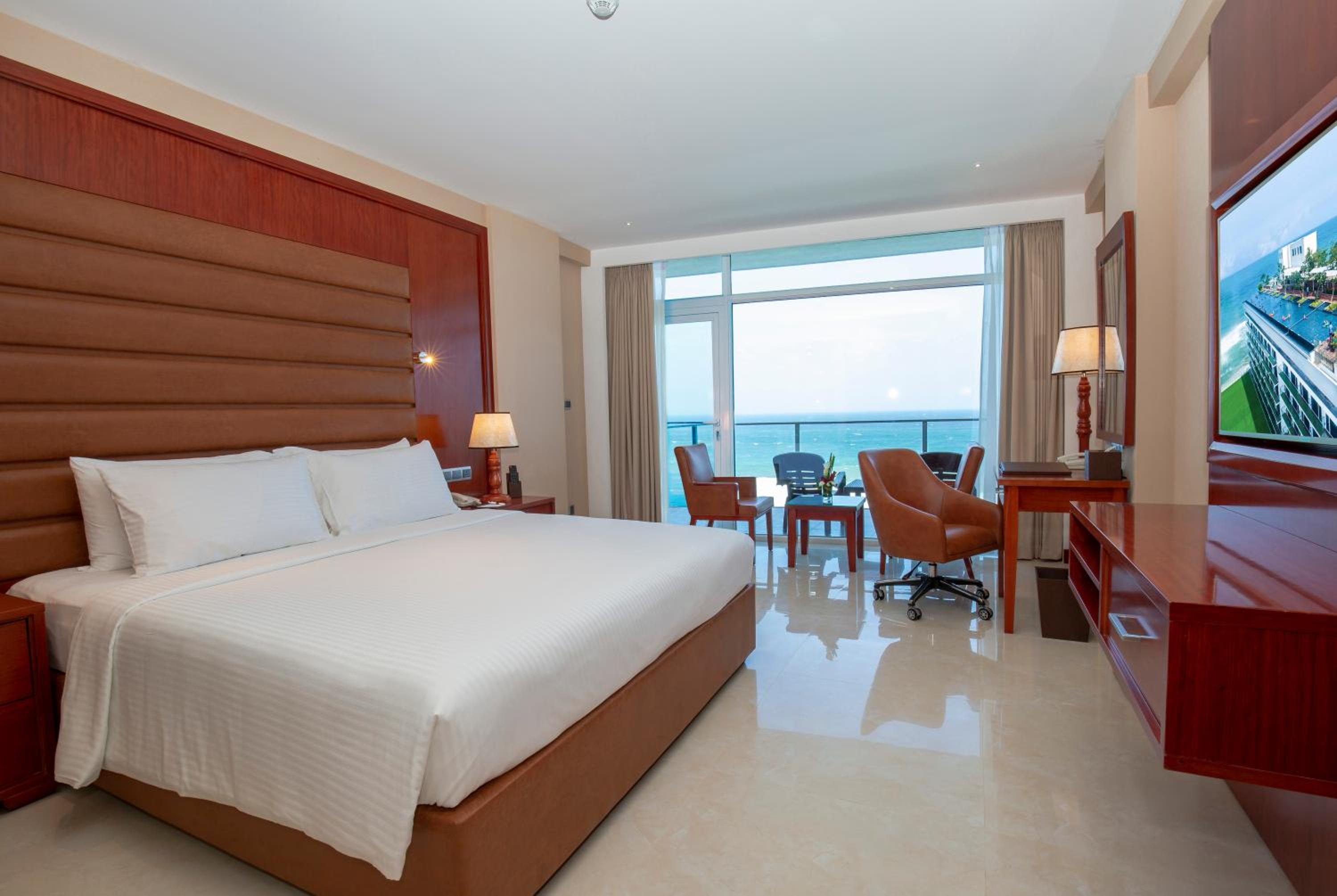 Signature Sea View King Room with Complimentary City Tour & Access to Beach Lounge - Photo 2