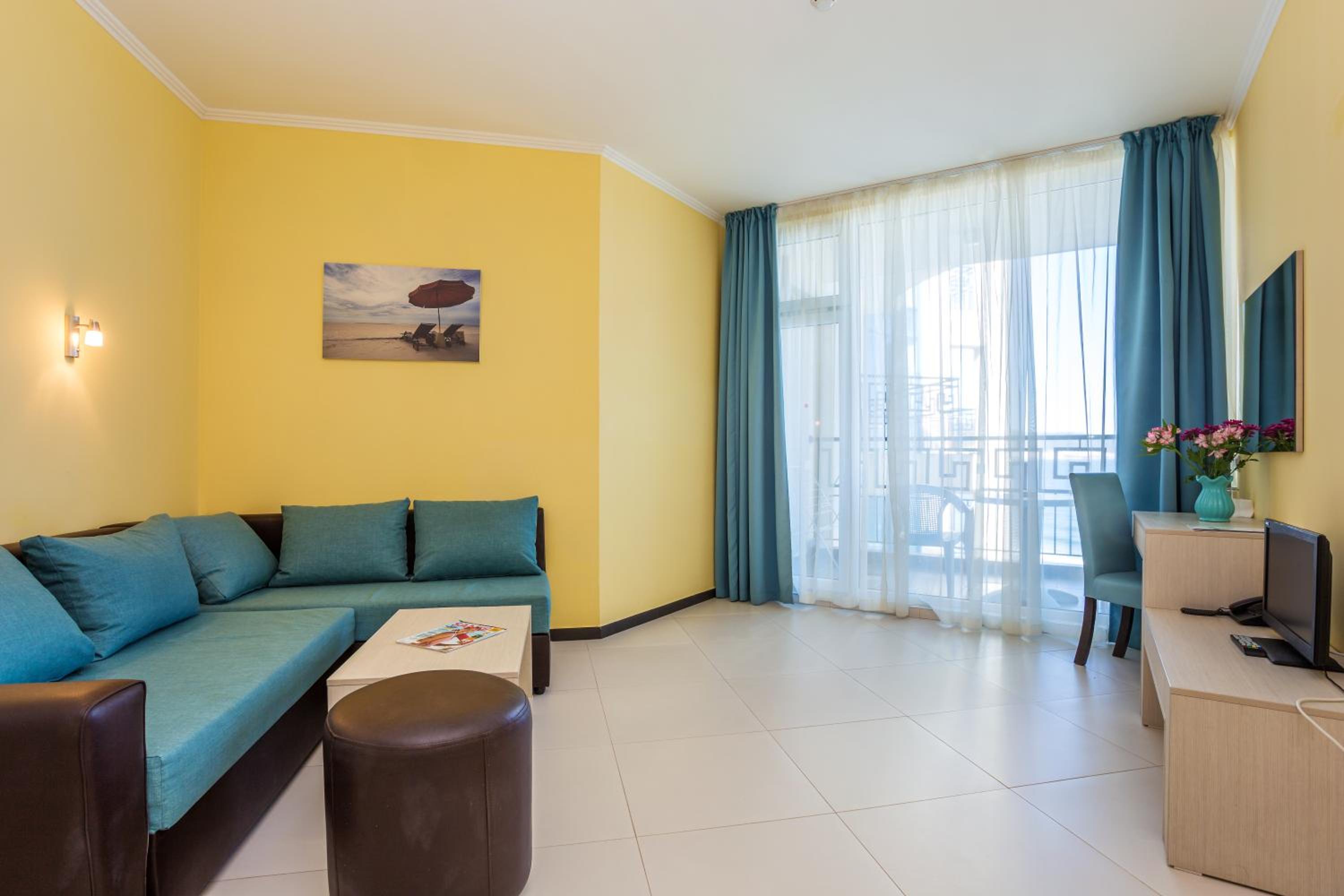 One-Bedroom Suite With Balcony (2 Adults + 2 Children) thumbnail 6