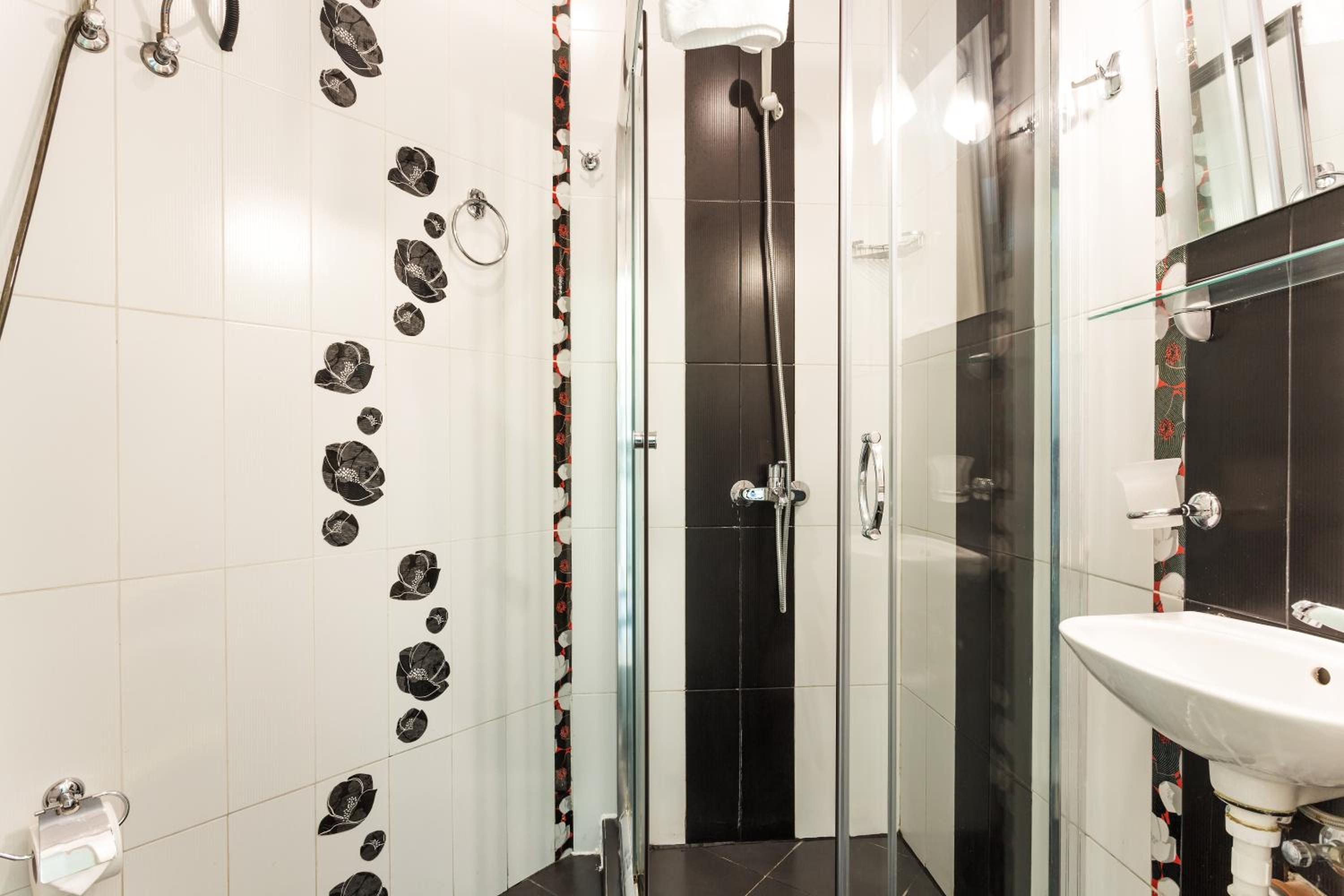 Double Or Twin Room thumbnail 6
