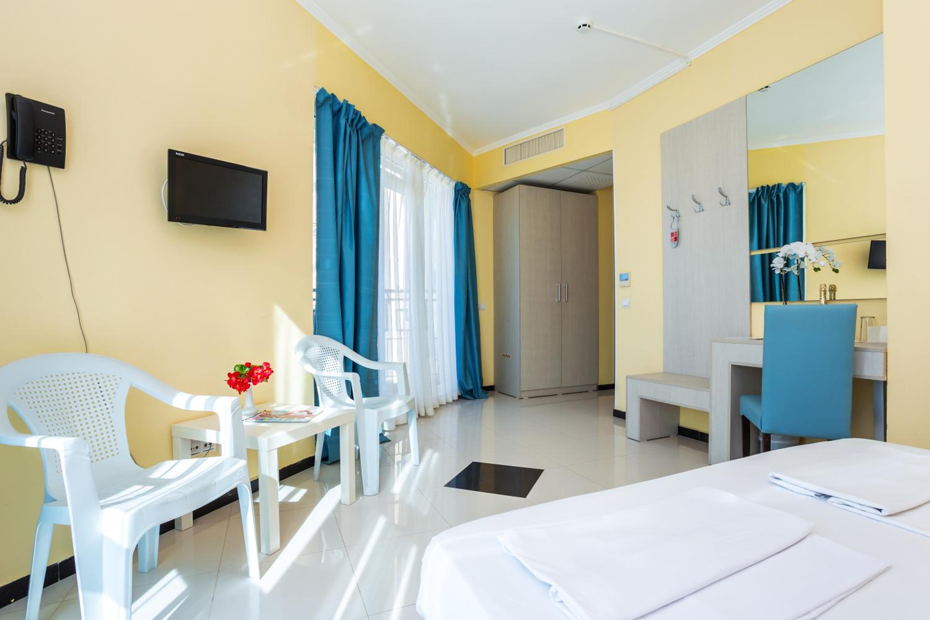Double Or Twin Room thumbnail 5