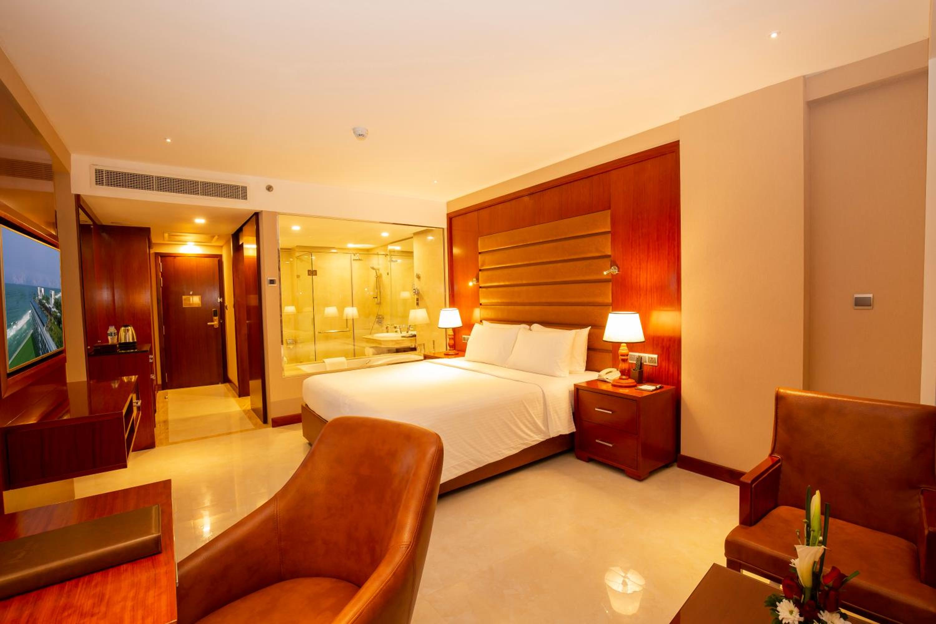 Signature Sea View King Room with Complimentary City Tour & Access to Beach Lounge - Photo 1