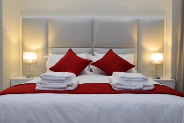 Three-Bedroom Apartment - Photo 3